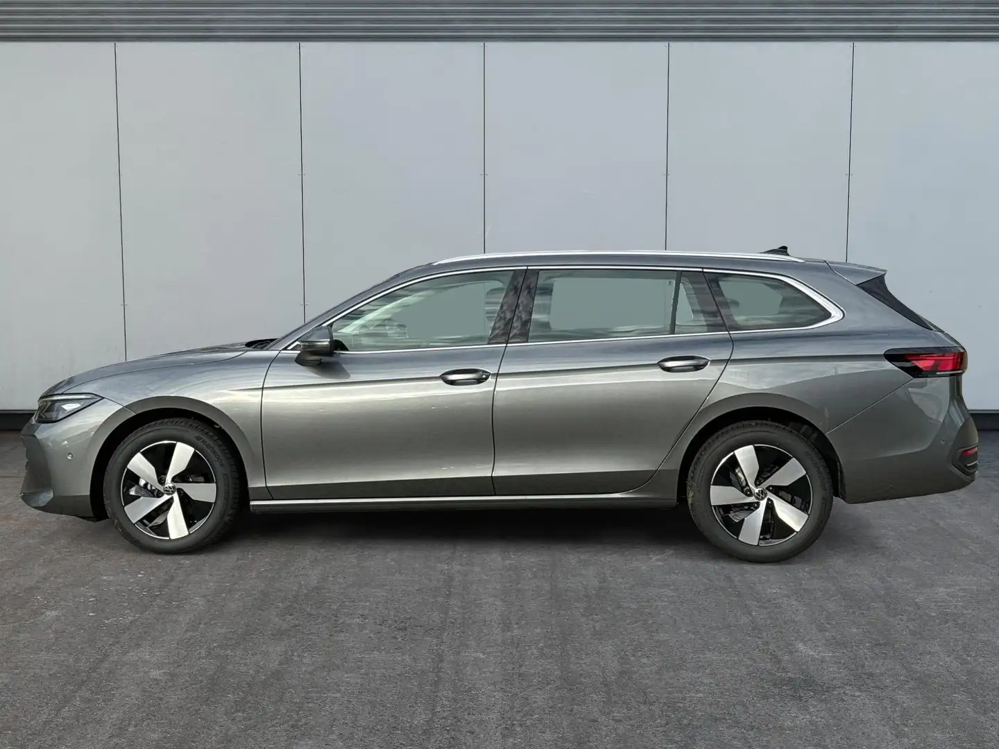 Volkswagen Passat Variant Business DSG+MASSAGE+NAVI+17" ALU+ACC+KAMERA+LE... Grau - 2