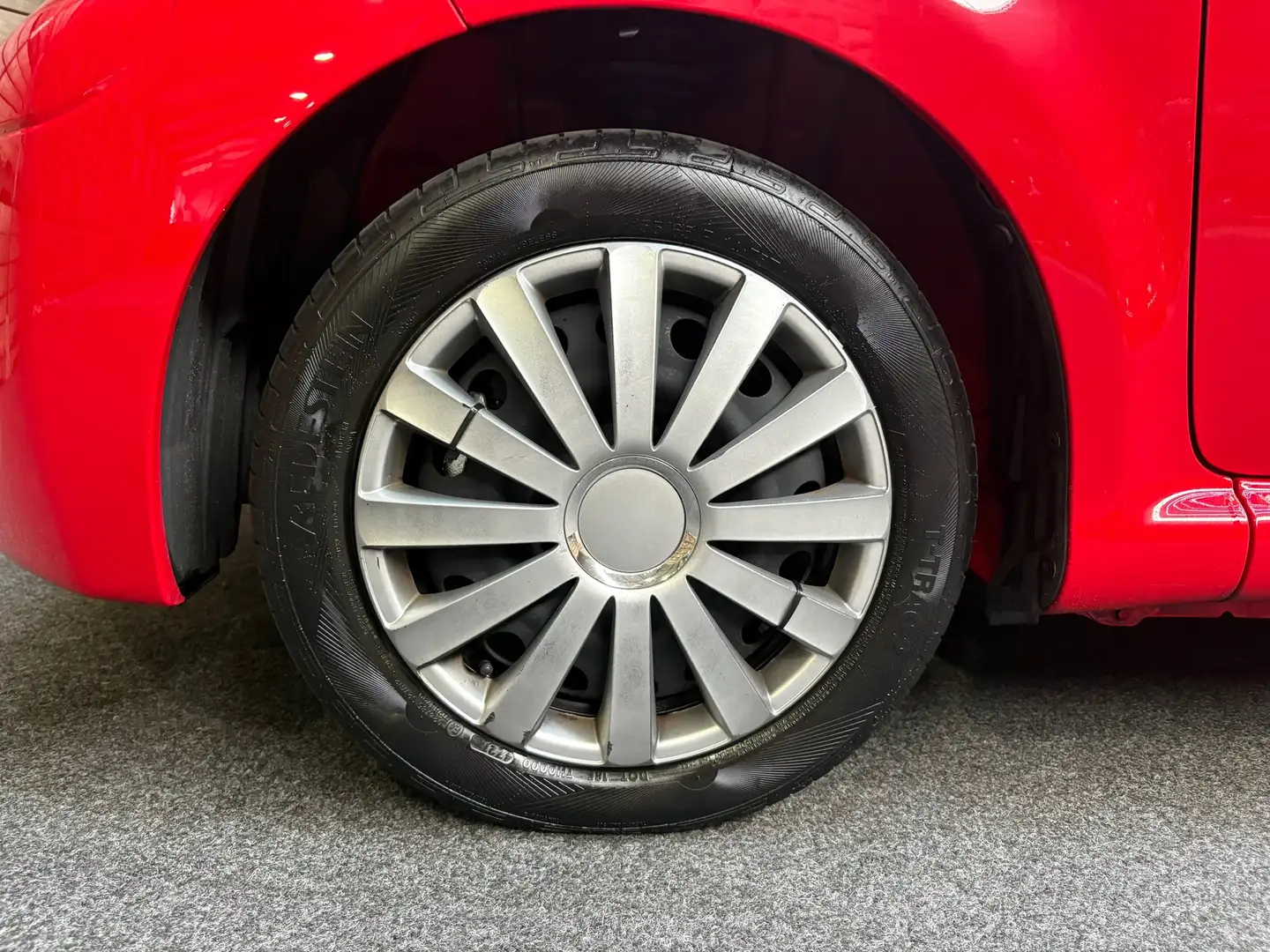 Toyota Aygo 1.0 VVT-i Navigator Airco Elektrisch pakket Rosso - 2