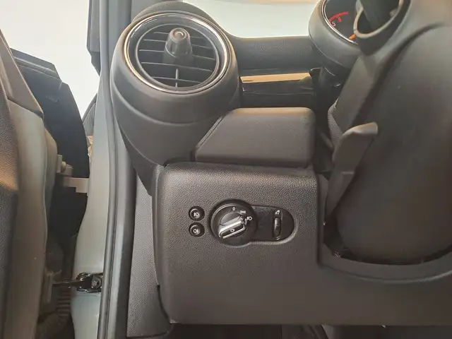 Mini Hatch view 15