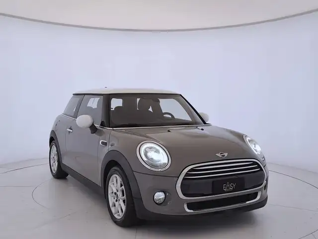 Mini Hatch view 4