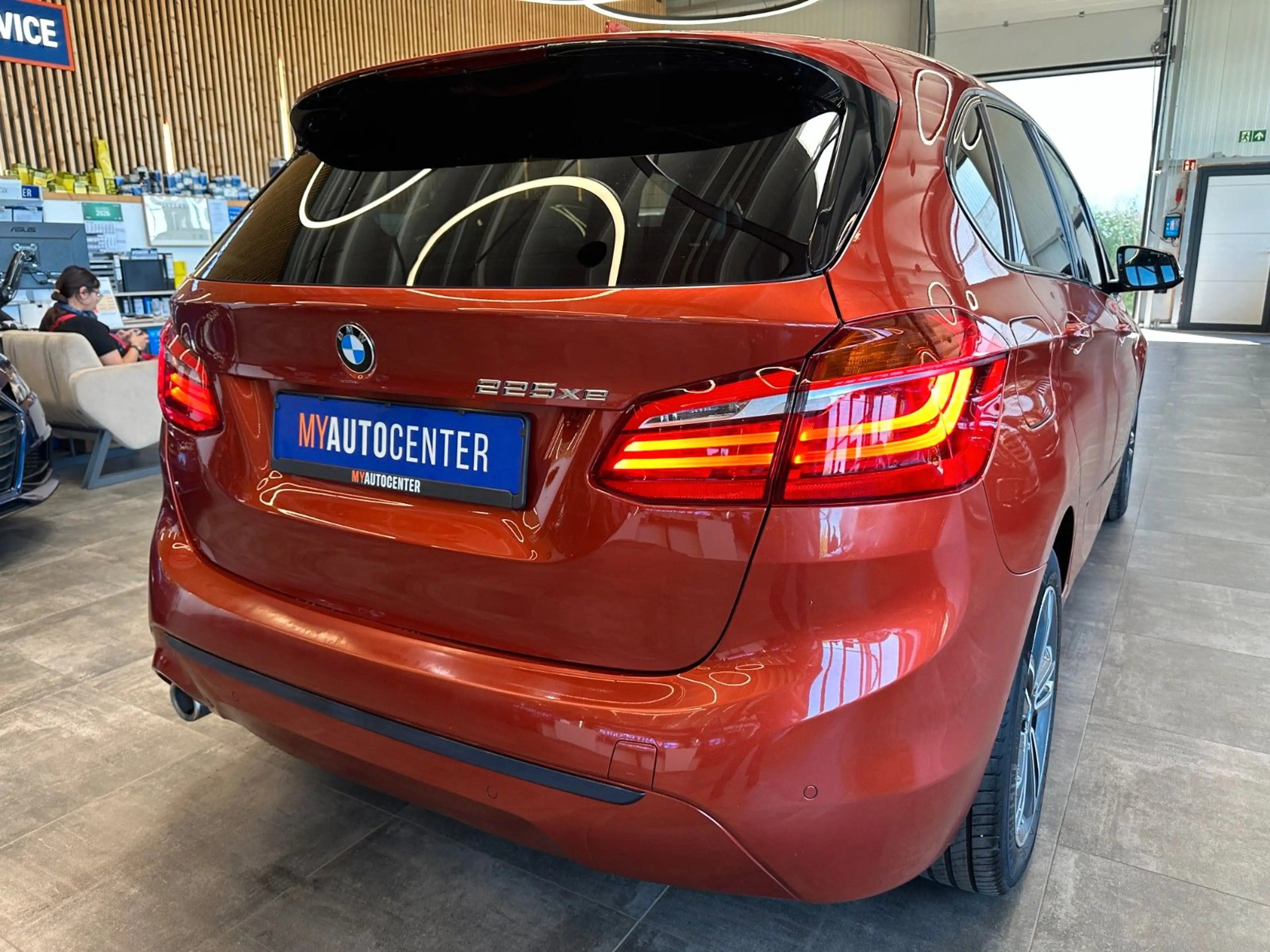 BMW 225 Sport Line *Pano*Navi*LED* — photo 2