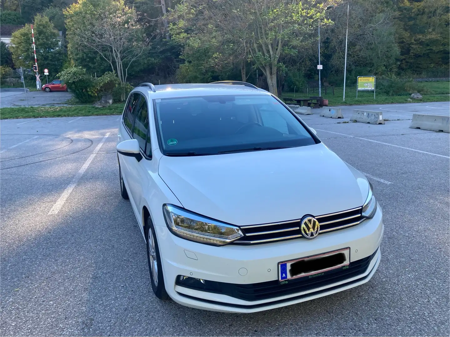 Volkswagen Touran Comfortline 2,0 BMT TDI DSG AHK Garagengepflegt - 2