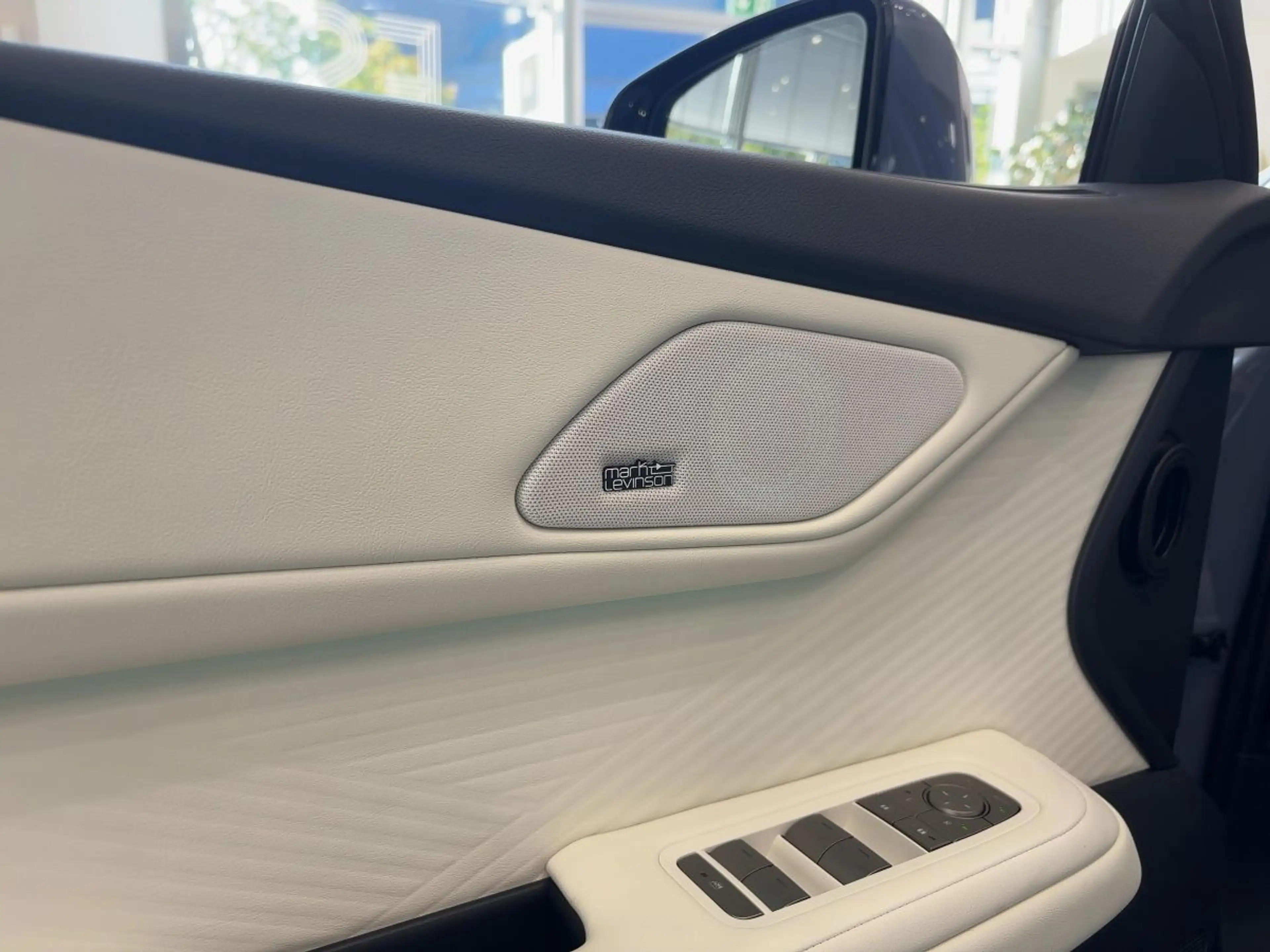 Lexus ES 300 H Executive 4X4 — photo 13