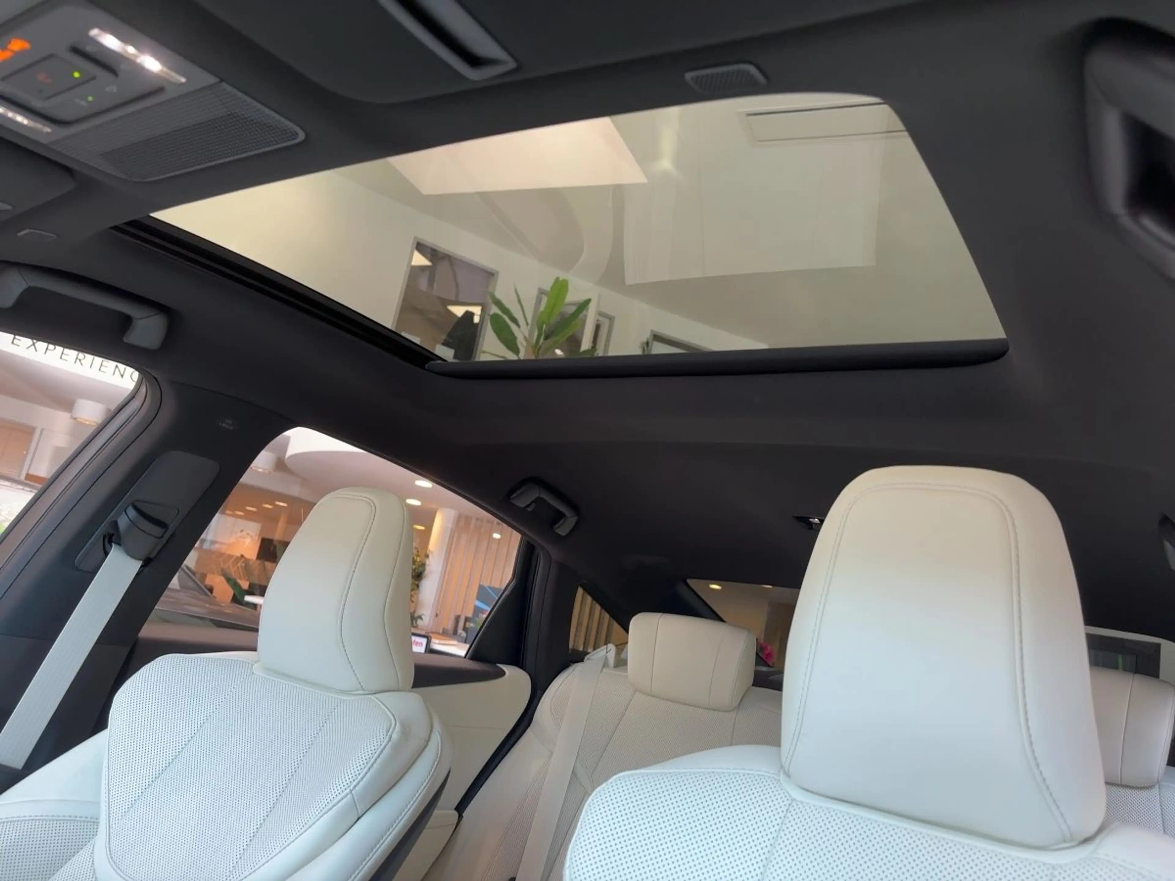 Lexus ES 300 H Executive 4X4 — photo 15