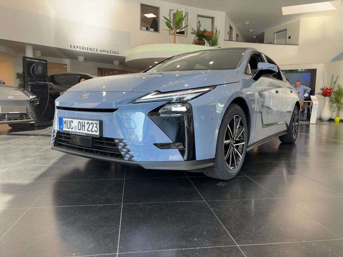 2026 Lexus ES300