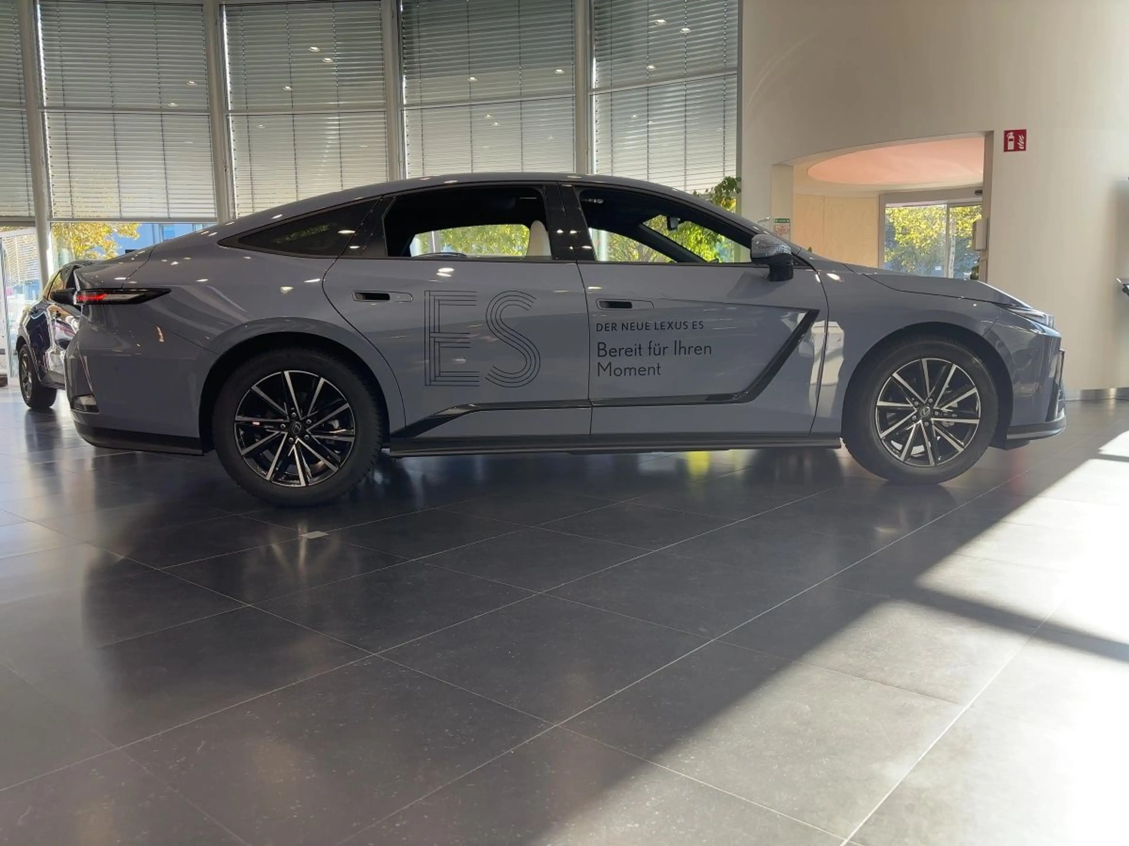 Lexus ES 300 H Executive 4X4 — photo 2