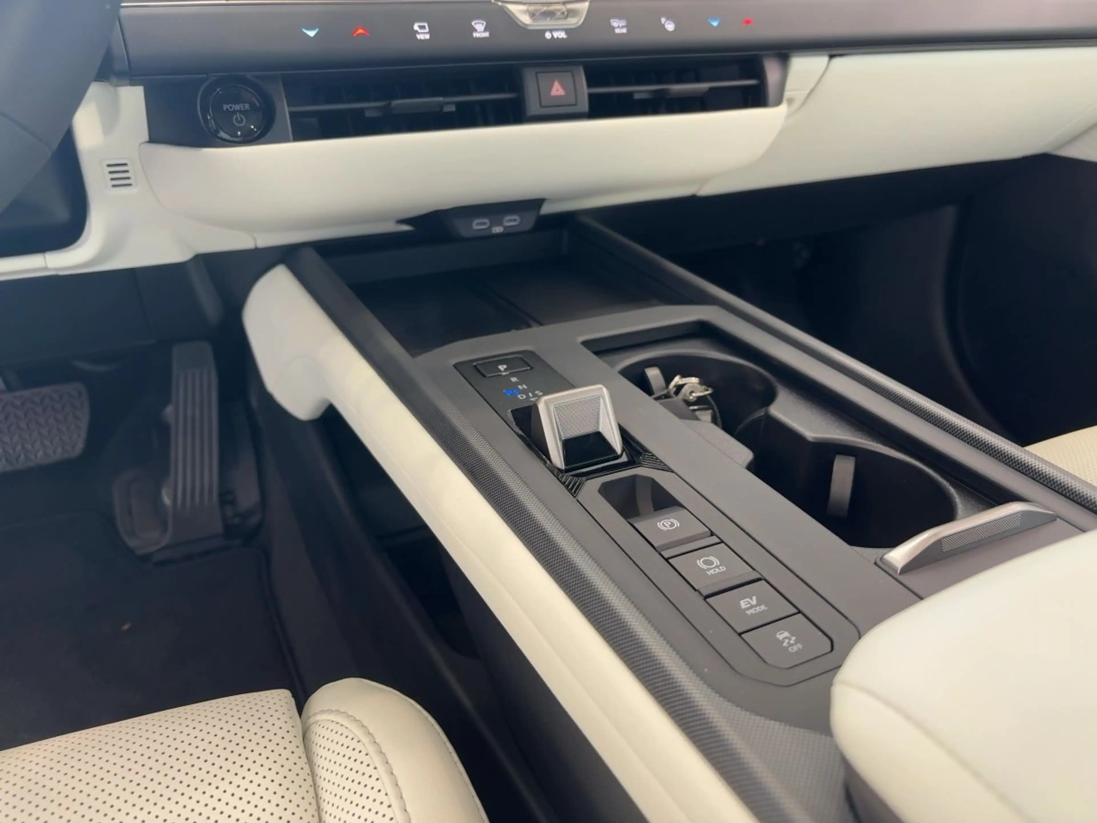 Lexus ES 300 H Executive 4X4 — photo 12