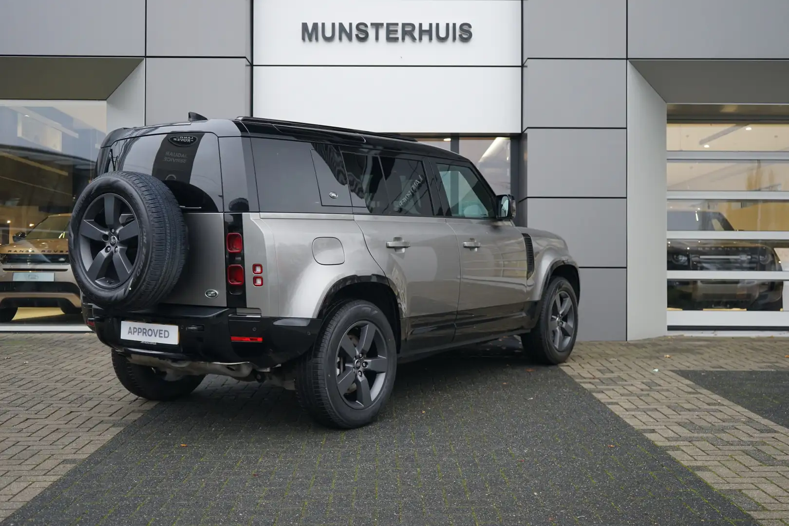 Land Rover Defender 110 2.0 P400e 110 X-Dynamic S | Elektrische trekha Grijs - 2