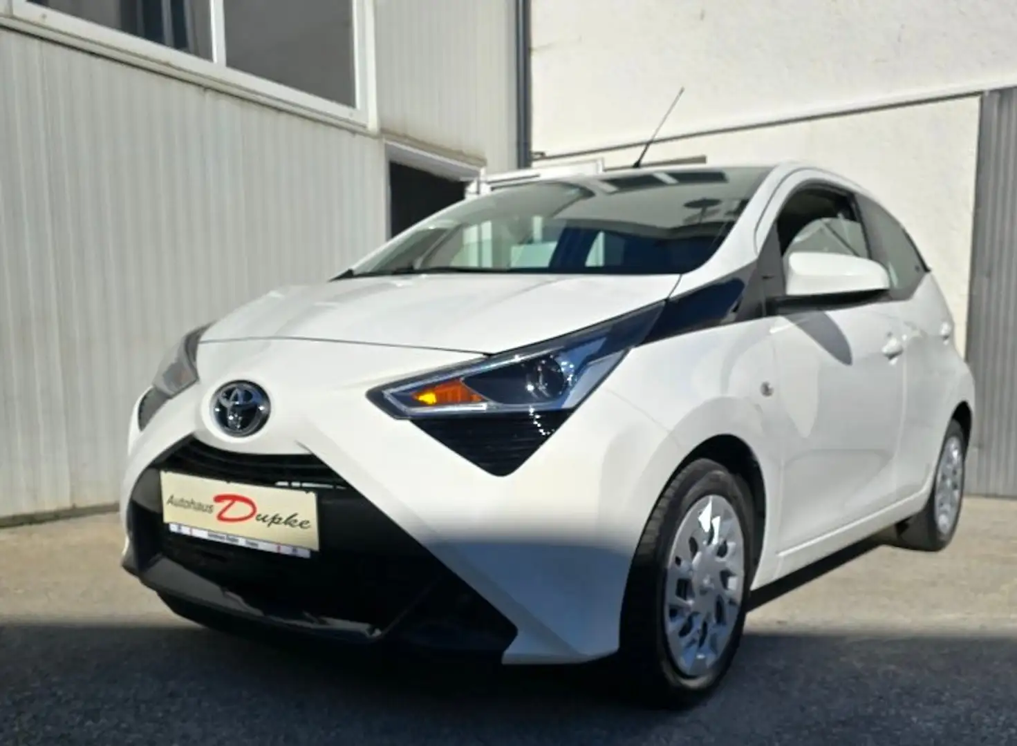 Toyota Aygo Aygo 1,0 VVT-i x-play x-shift Automatik Weiß - 1