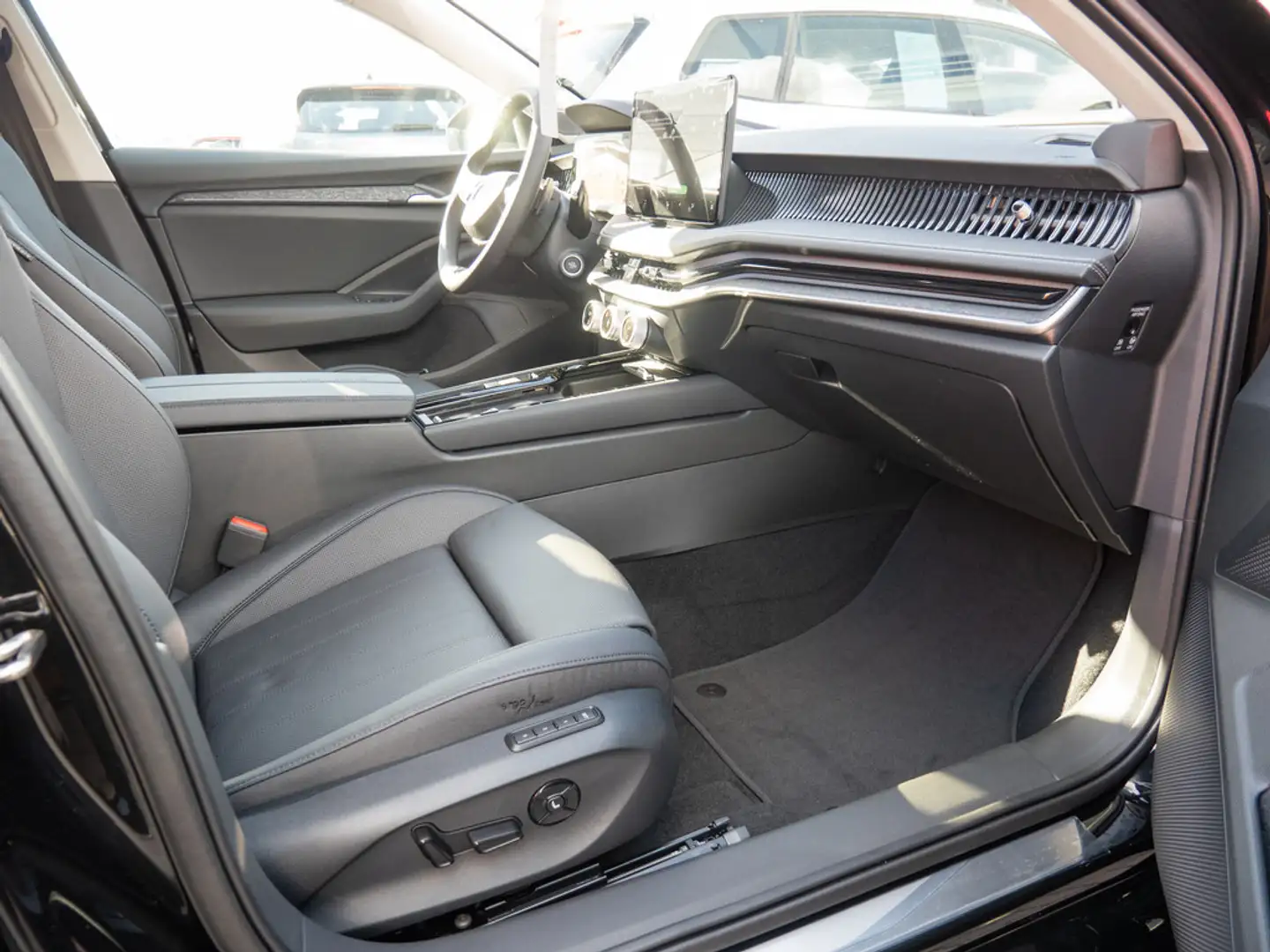 Skoda Superb Combi 2.0 TDI Selection 4x4 HUD 360° Schwarz - 2