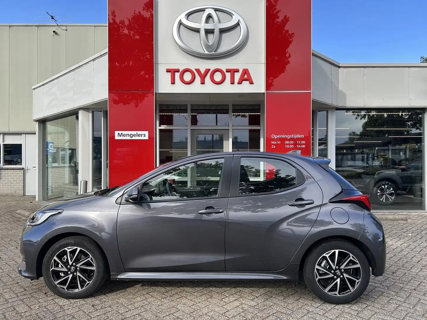Toyota Yaris 1.5 Hybrid Dynamic l Rijklaar l Navi l LED koplamp Grijs - 2