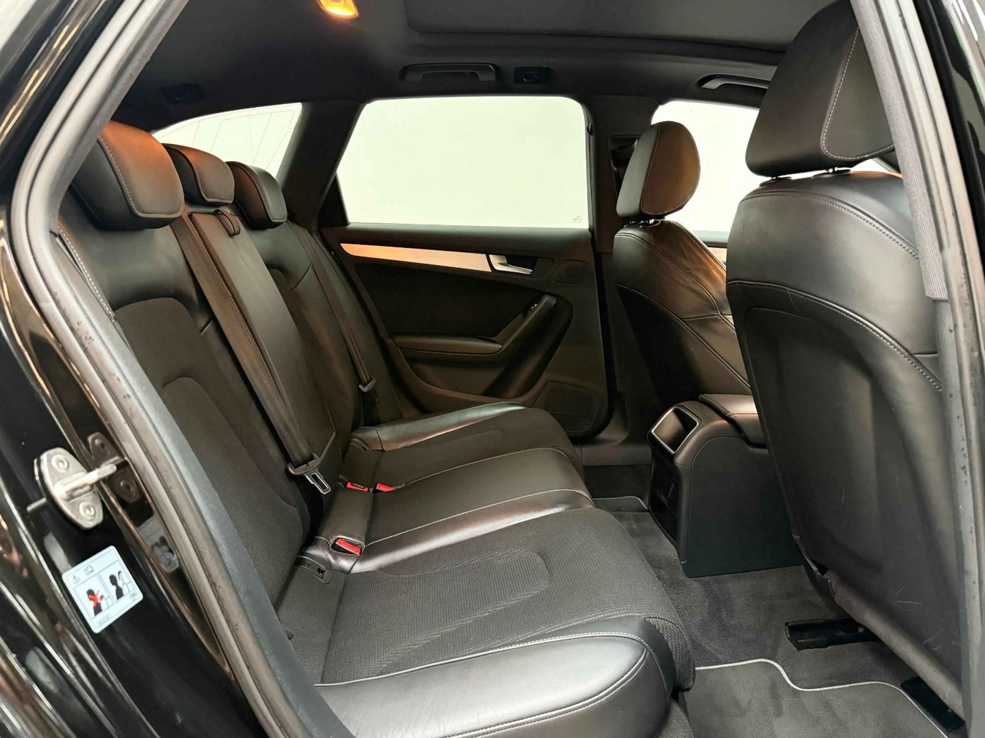 Audi A4 Avant S line Sportpaket  / PANORAMA / XENON — photo 14