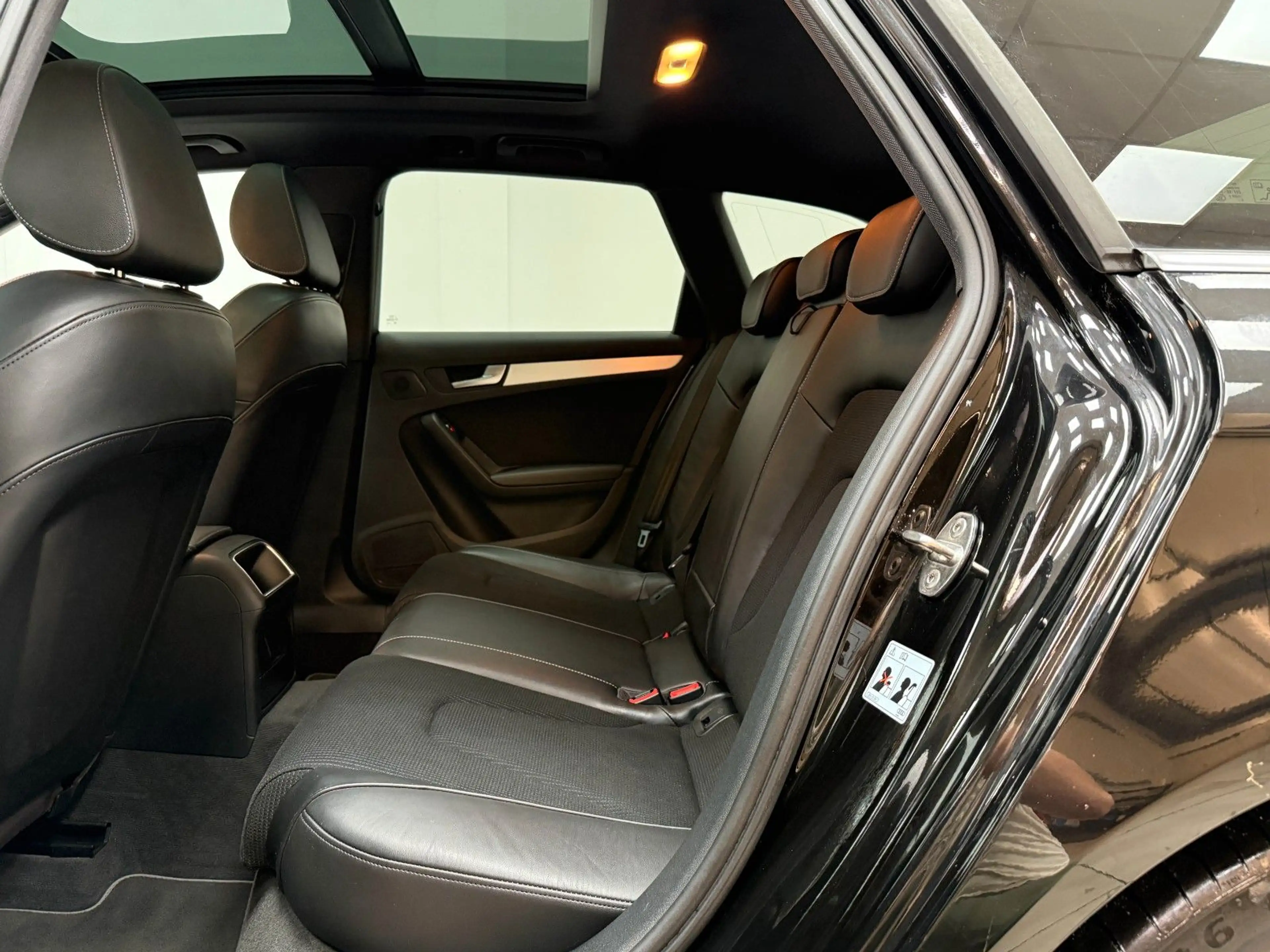 Audi A4 Avant S line Sportpaket  / PANORAMA / XENON — photo 13