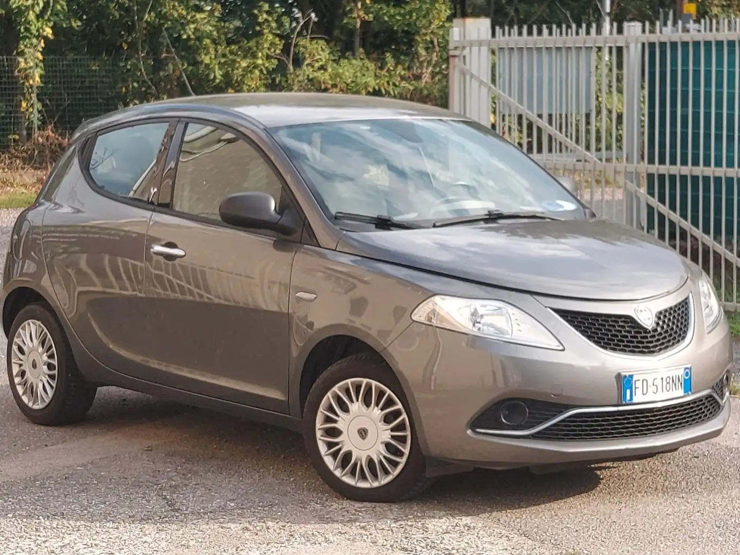 Lancia Ypsilon Silver 1.2 Benz. "Neopatentati" UNICO PROPRIETARIO Grigio - 2