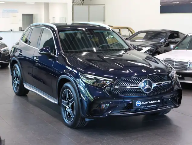 Mercedes-Benz 220 view 2