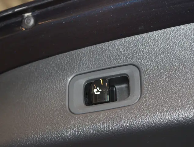 Mercedes-Benz 220 view 9