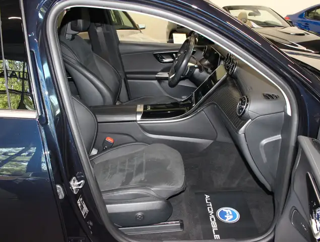 Mercedes-Benz 220 view 10