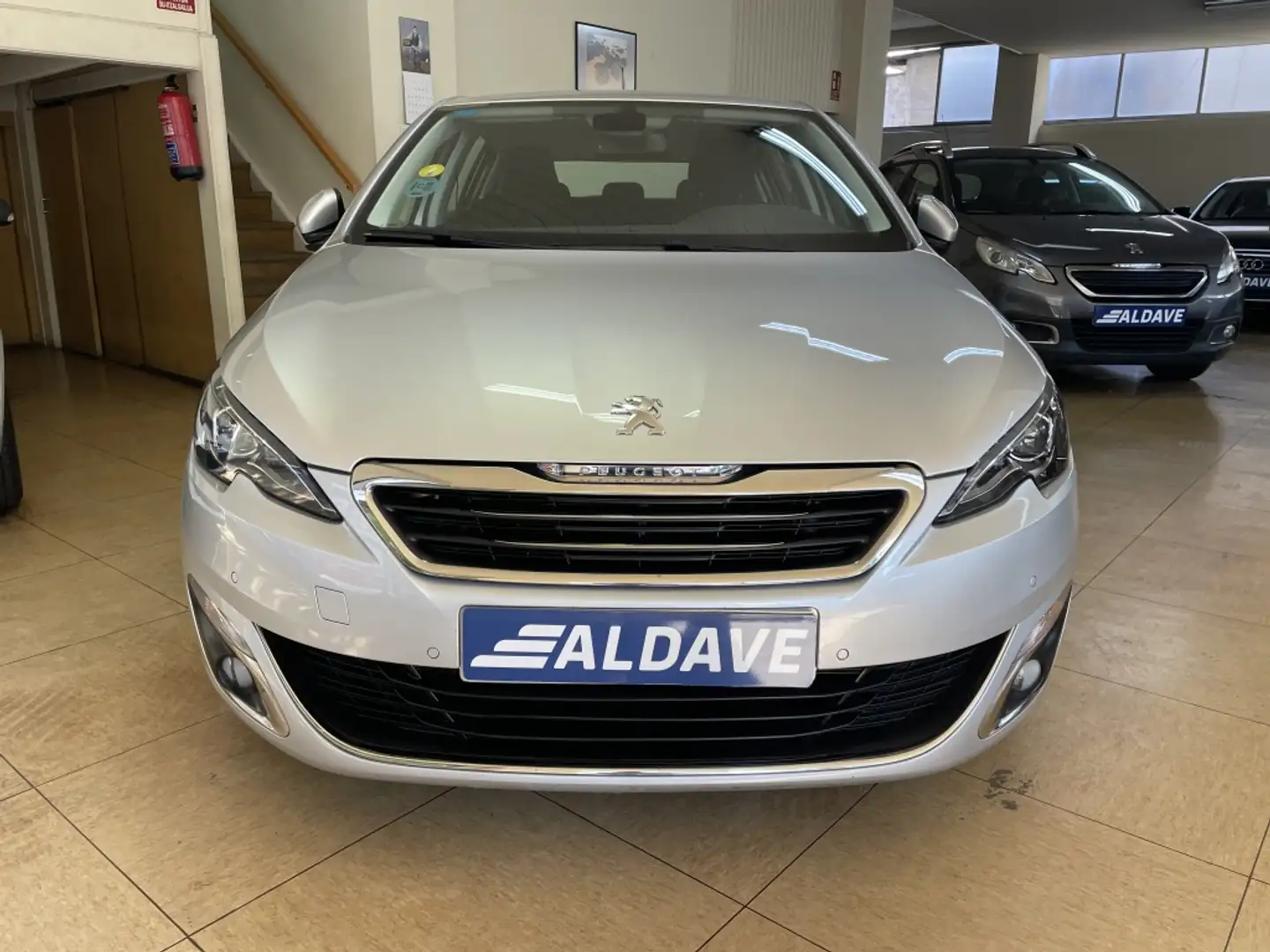 Peugeot 308 1.6 BlueHDi Allure 120 Plateado - 2