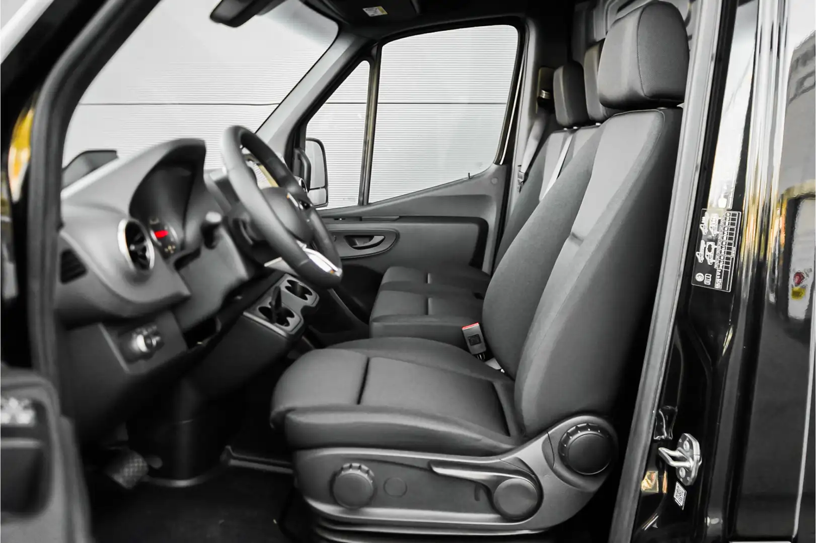 Mercedes-Benz Sprinter 319 1.9 CDI L2H2 RWD BPM Vrij Distronic Camera LED Zwart - 2