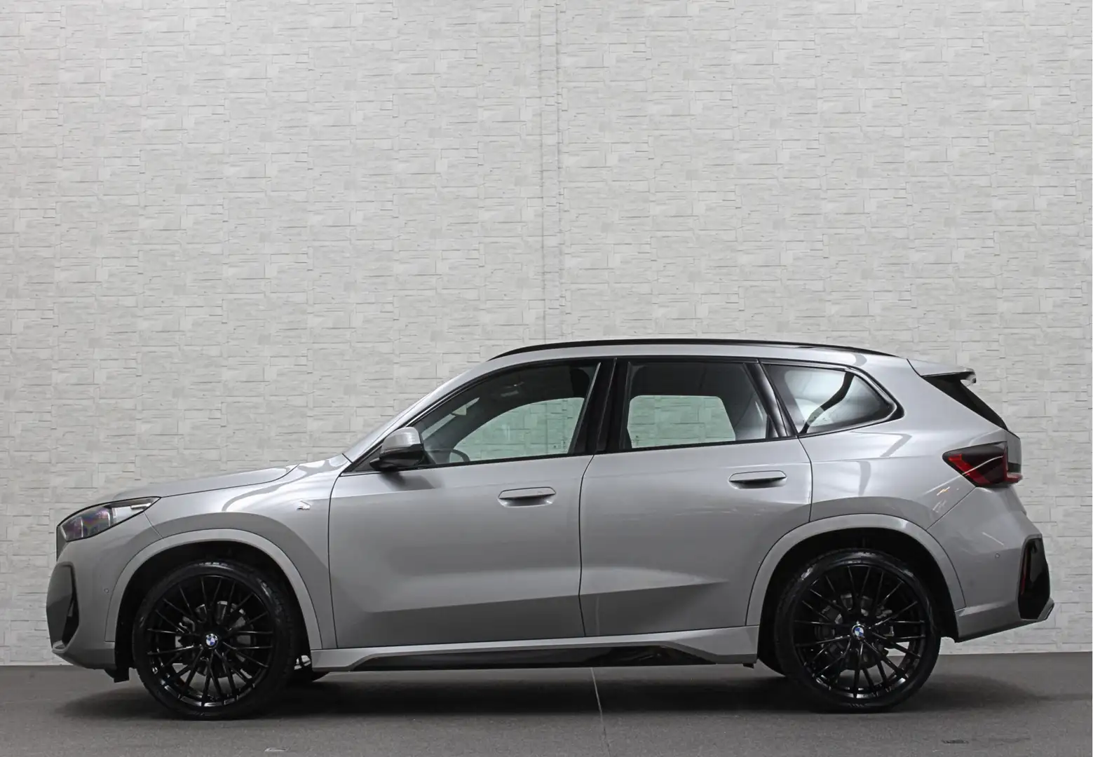 BMW X1 18i M-Sport | Panorama | Sportstoelen | Keyless-En Gris - 2
