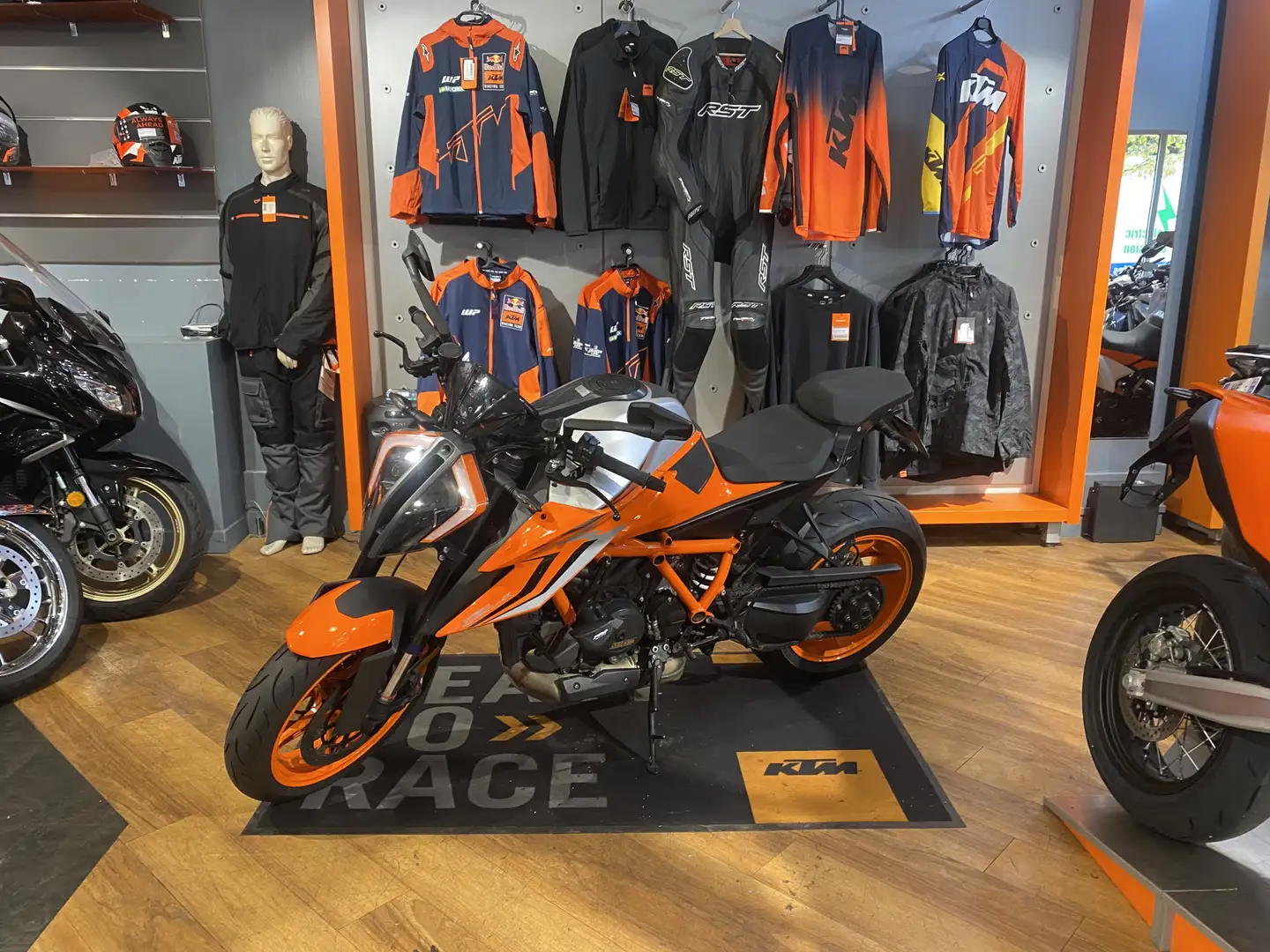 KTM 1290 Super Duke R Orange - 2