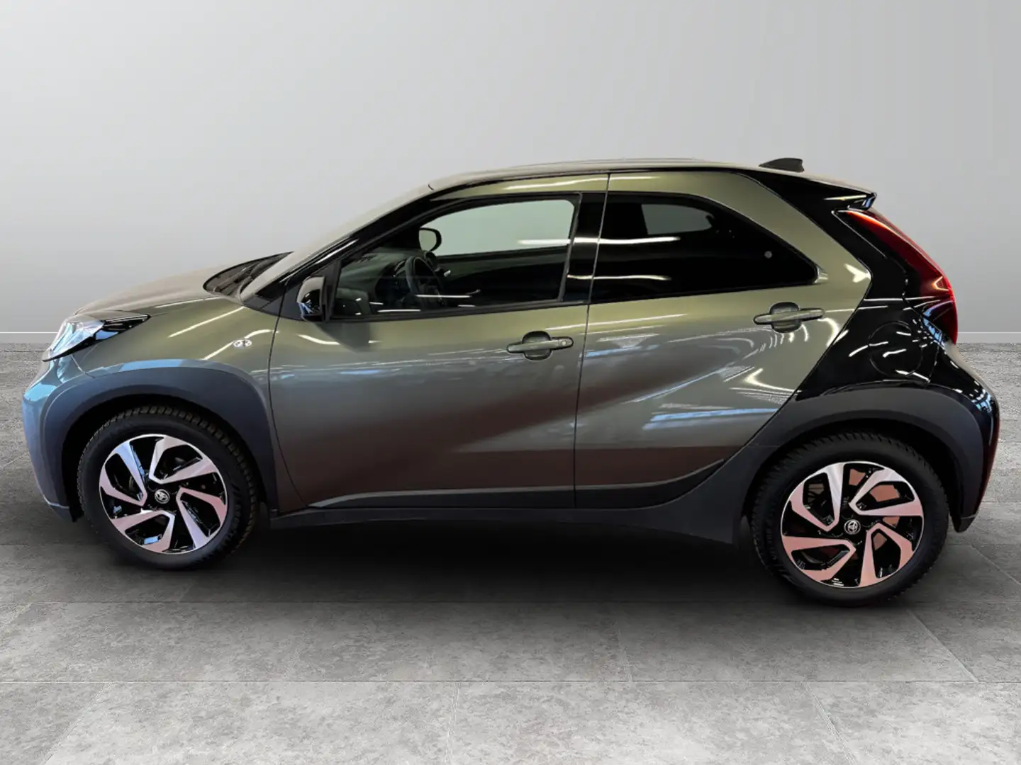 Toyota Aygo X 1.0  Trend Vert - 2