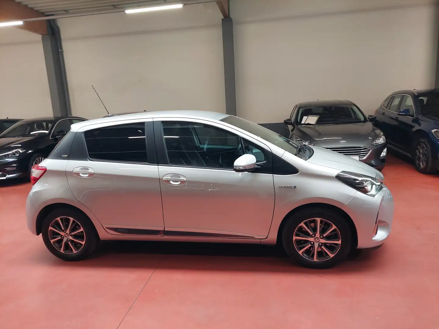 Toyota Yaris Hybrid + LEZ BXL 2035 + Edition special "Y20" Šedá - 2