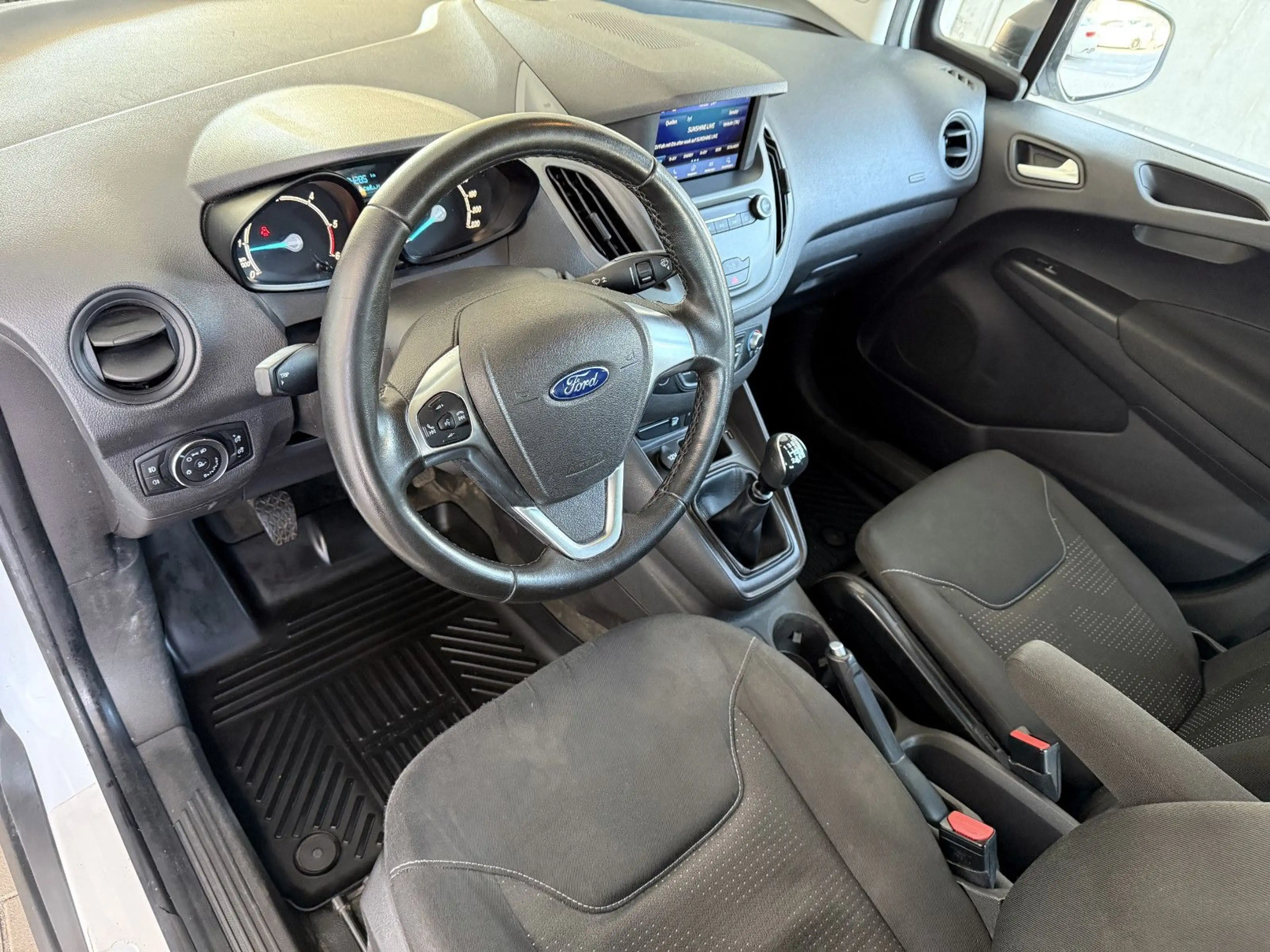 Ford Transit Courier 1.5 TDCI Trend Klima CarPlay PDC — photo 9
