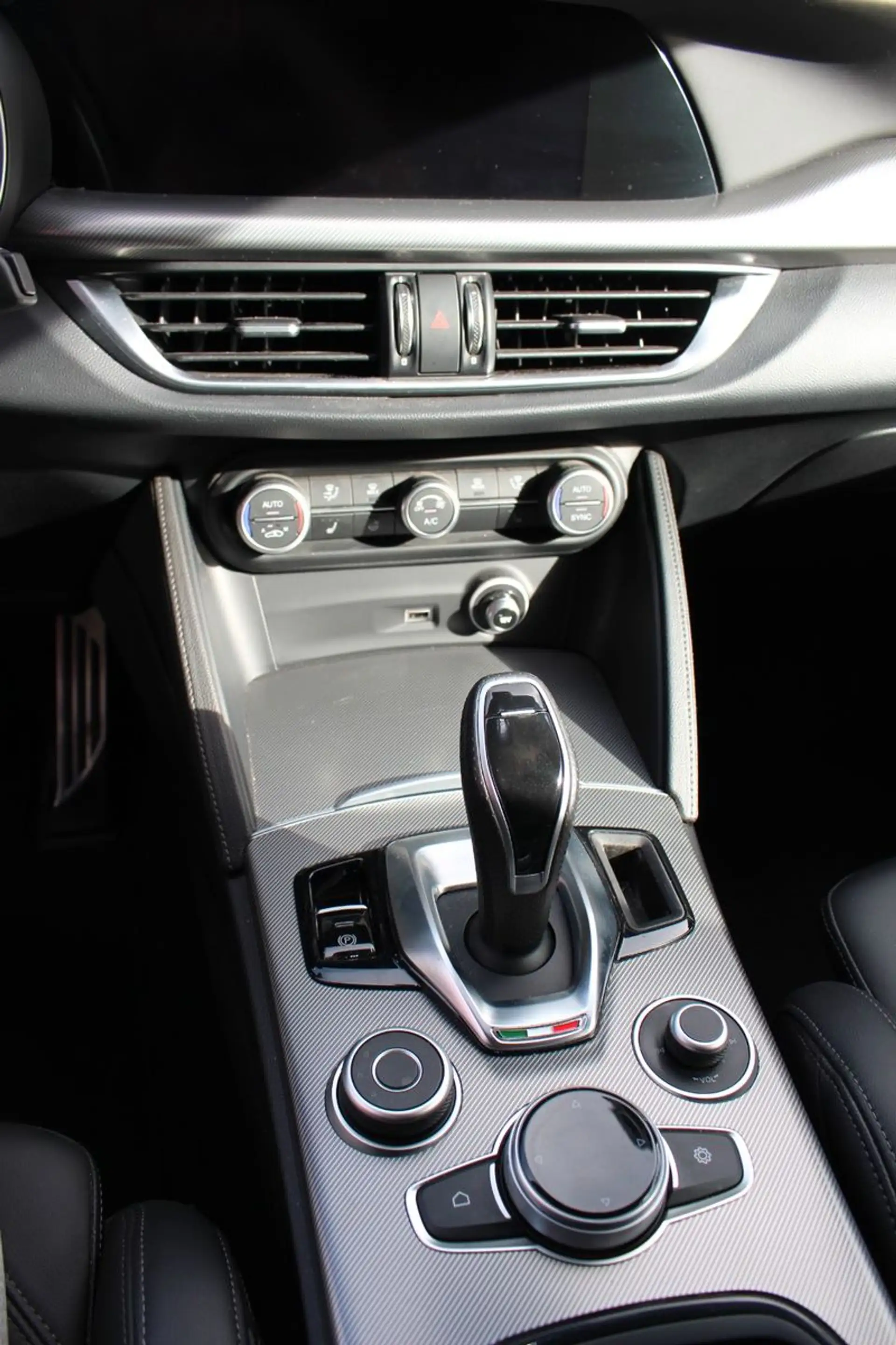 Alfa Romeo Stelvio Veloce Q4 Premium Paket /Matrix-LED — photo 15
