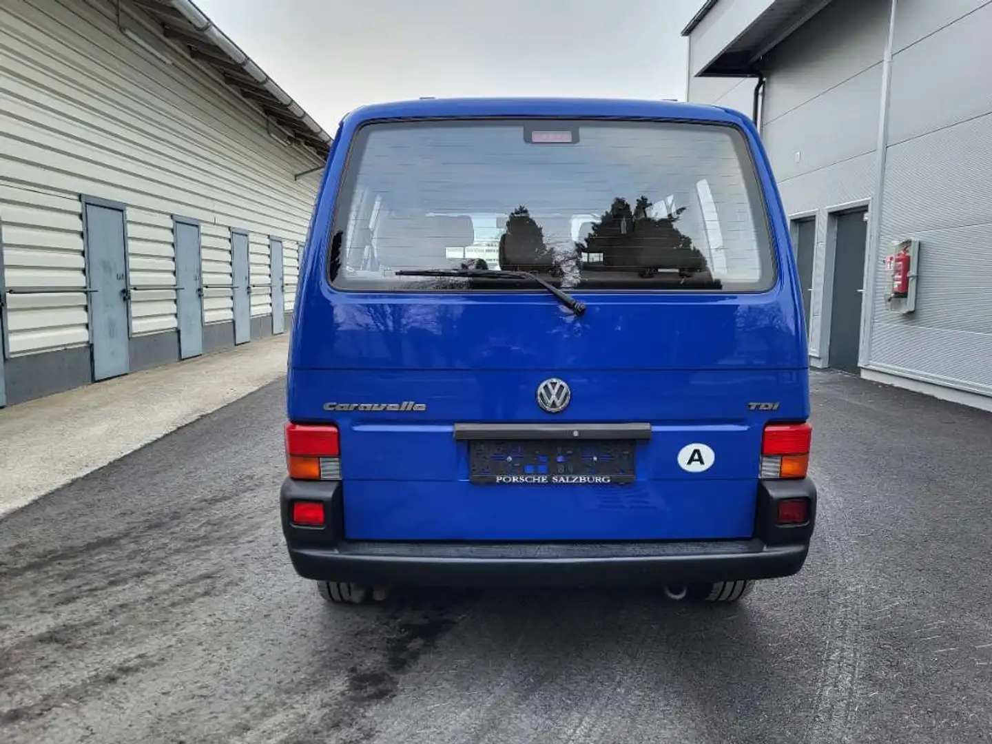 Volkswagen T4 Caravelle Caravelle 3-3-3 2,5 TDI Blau - 2