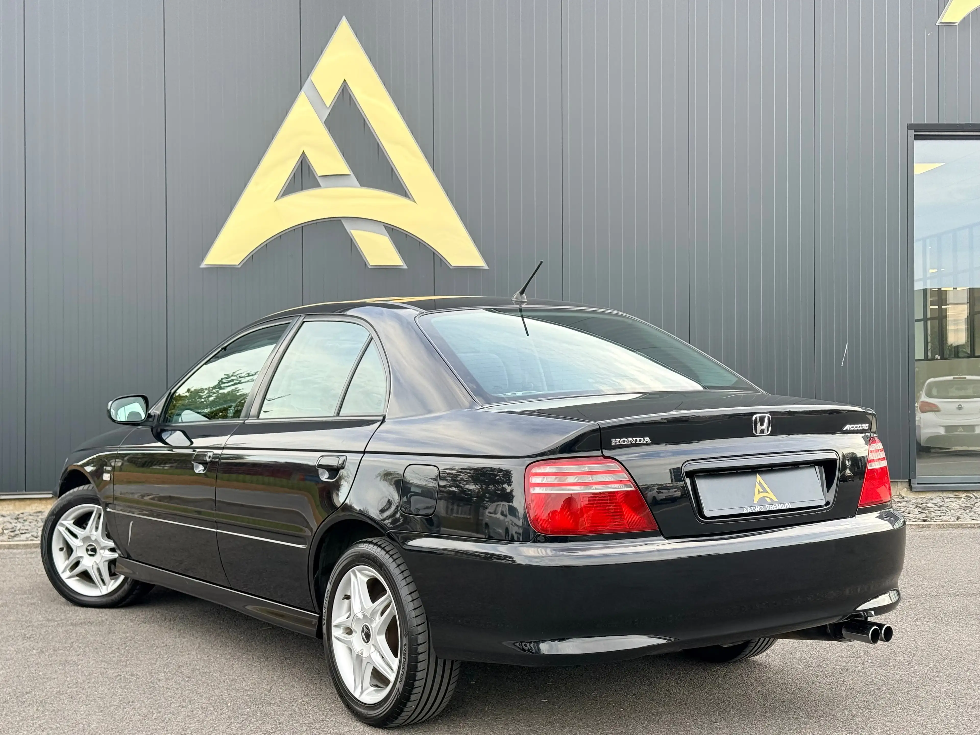 Honda Accord 1.8i 16v VTEC LS 136CV CLIMATISATION INTERIEUR EN VELOUR GARANTIE 12 MOIS — photo 3