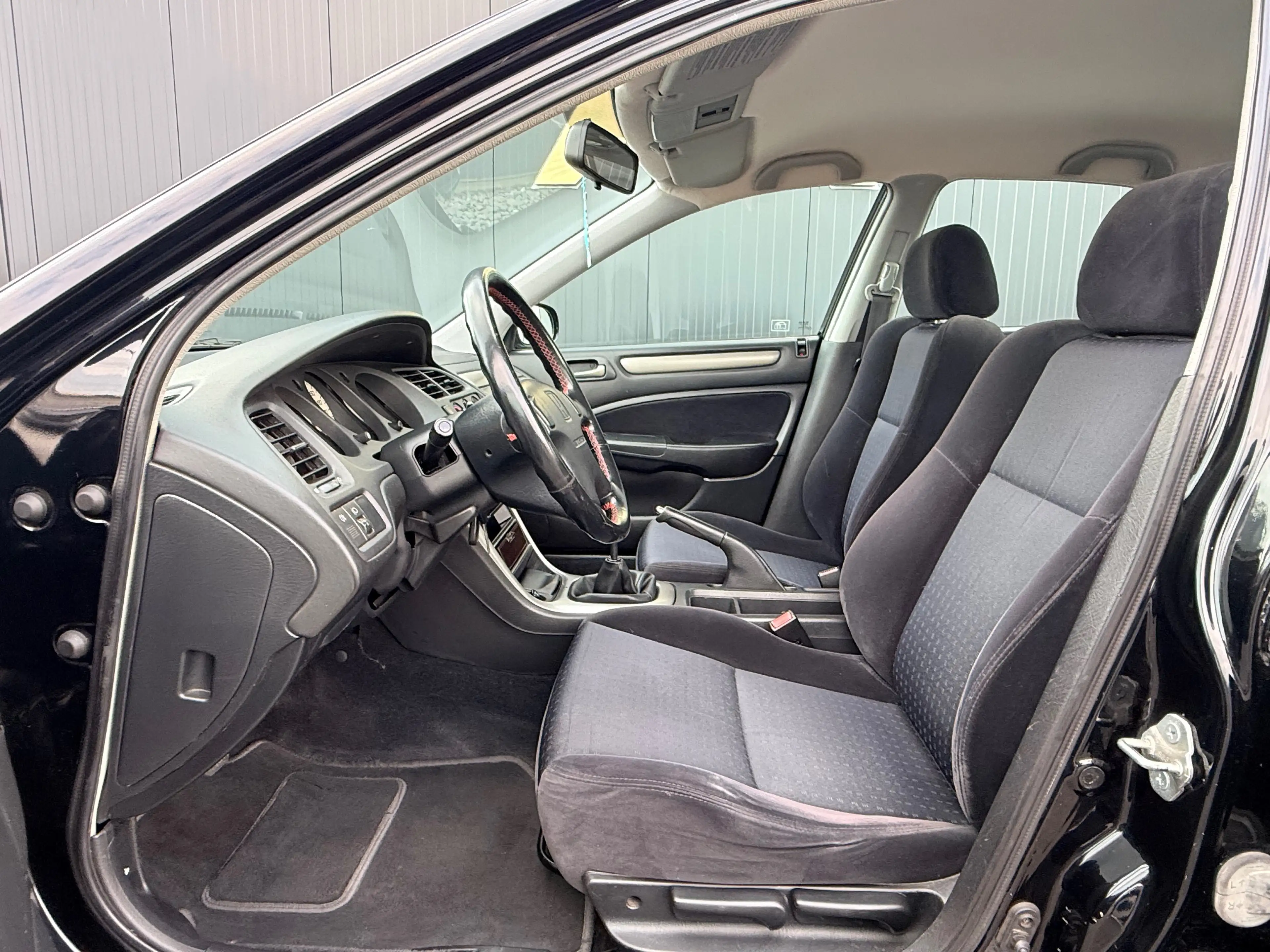 Honda Accord 1.8i 16v VTEC LS 136CV CLIMATISATION INTERIEUR EN VELOUR GARANTIE 12 MOIS — photo 4