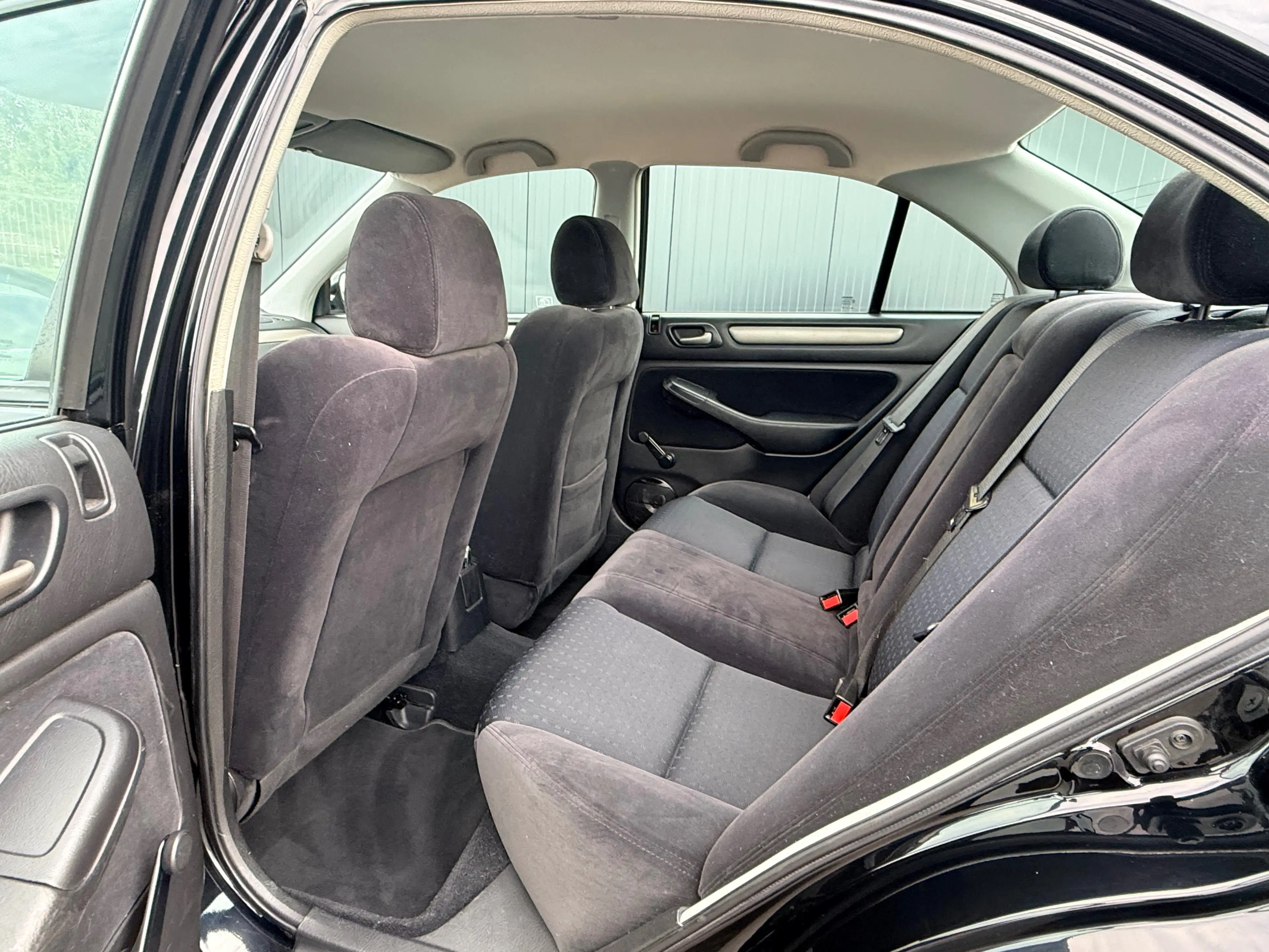 Honda Accord 1.8i 16v VTEC LS 136CV CLIMATISATION INTERIEUR EN VELOUR GARANTIE 12 MOIS — photo 5