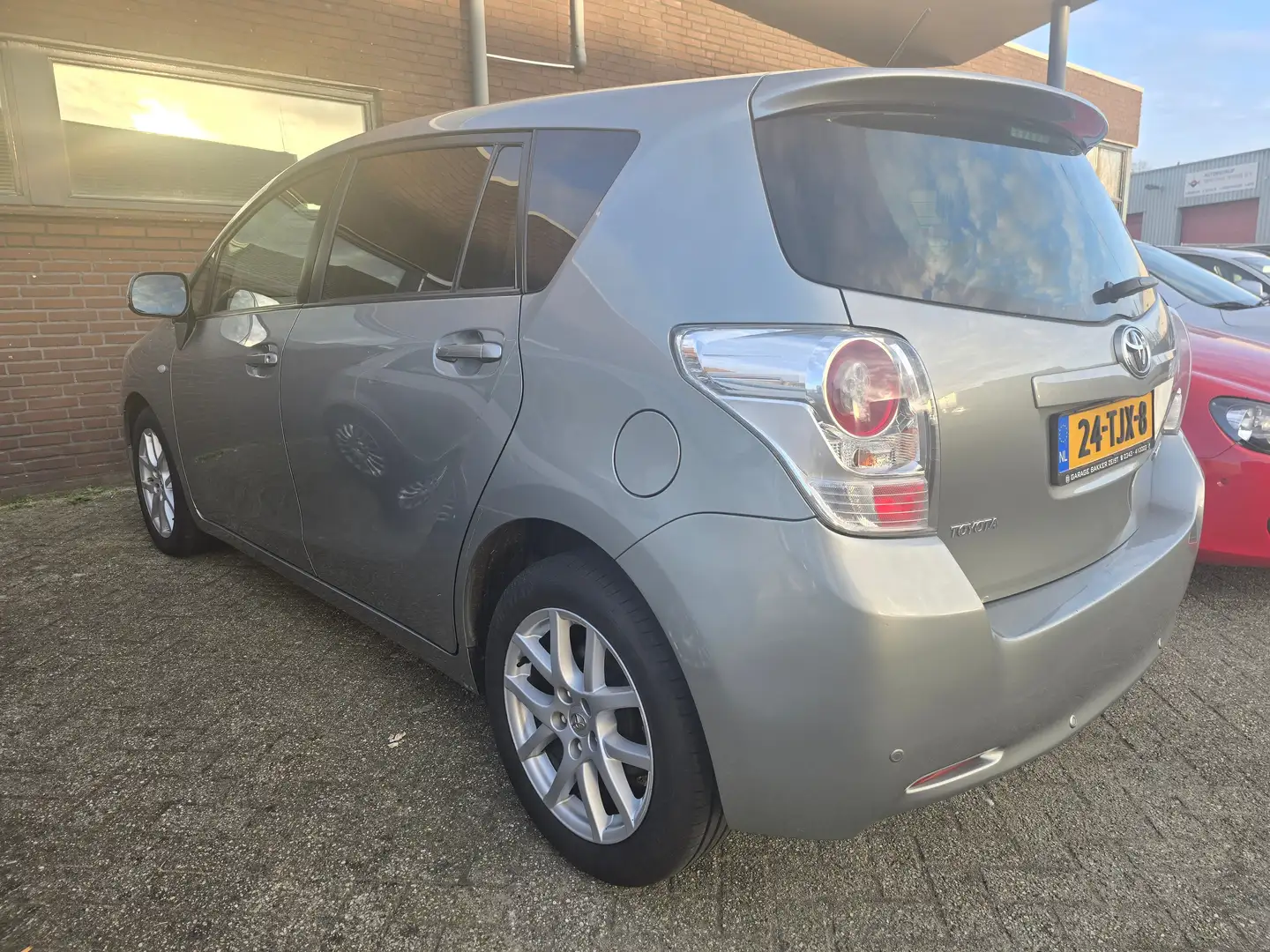 Toyota Verso Verso 1.8 VVT-i Dyn. Bns Сірий - 1