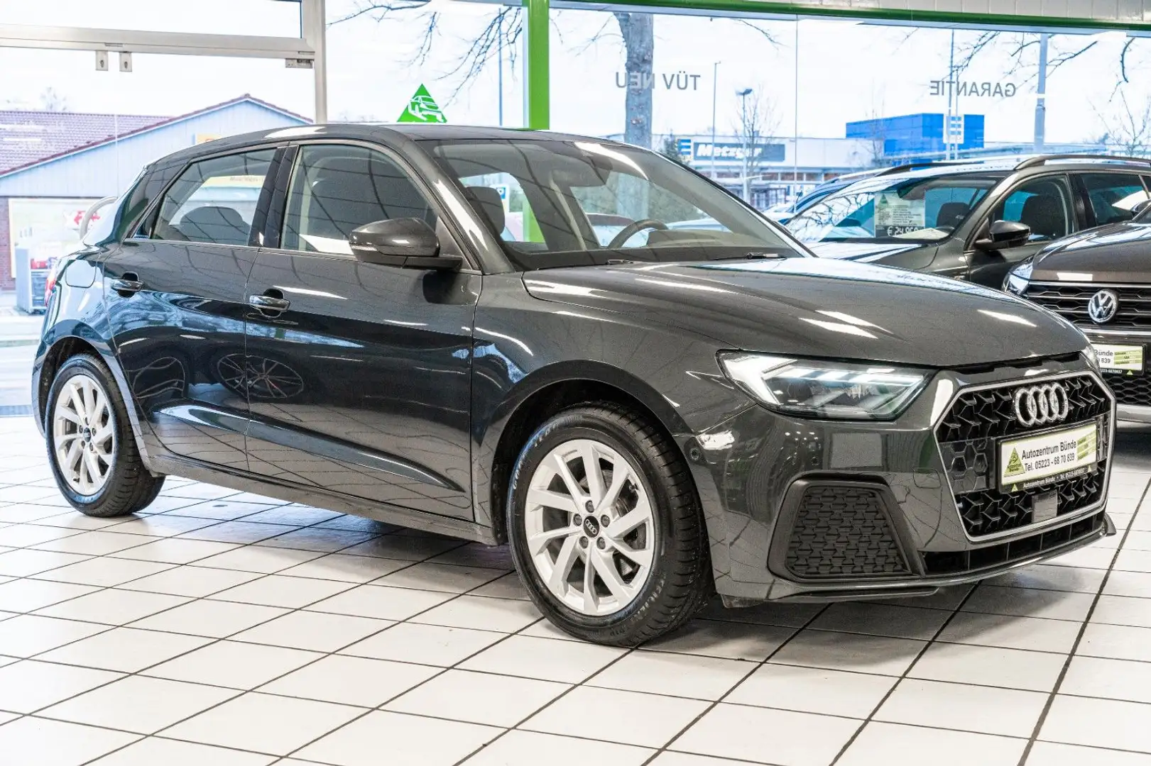 Audi A1 Sportback 1.0 TFSI Automatik NUR 12.600 km Grau - 2