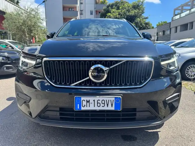 Volvo XC40 view 2
