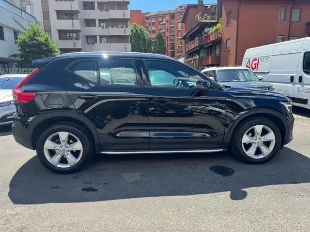 Volvo XC40 view 3
