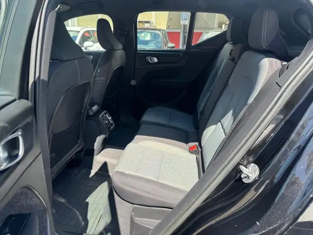 Volvo XC40 view 15