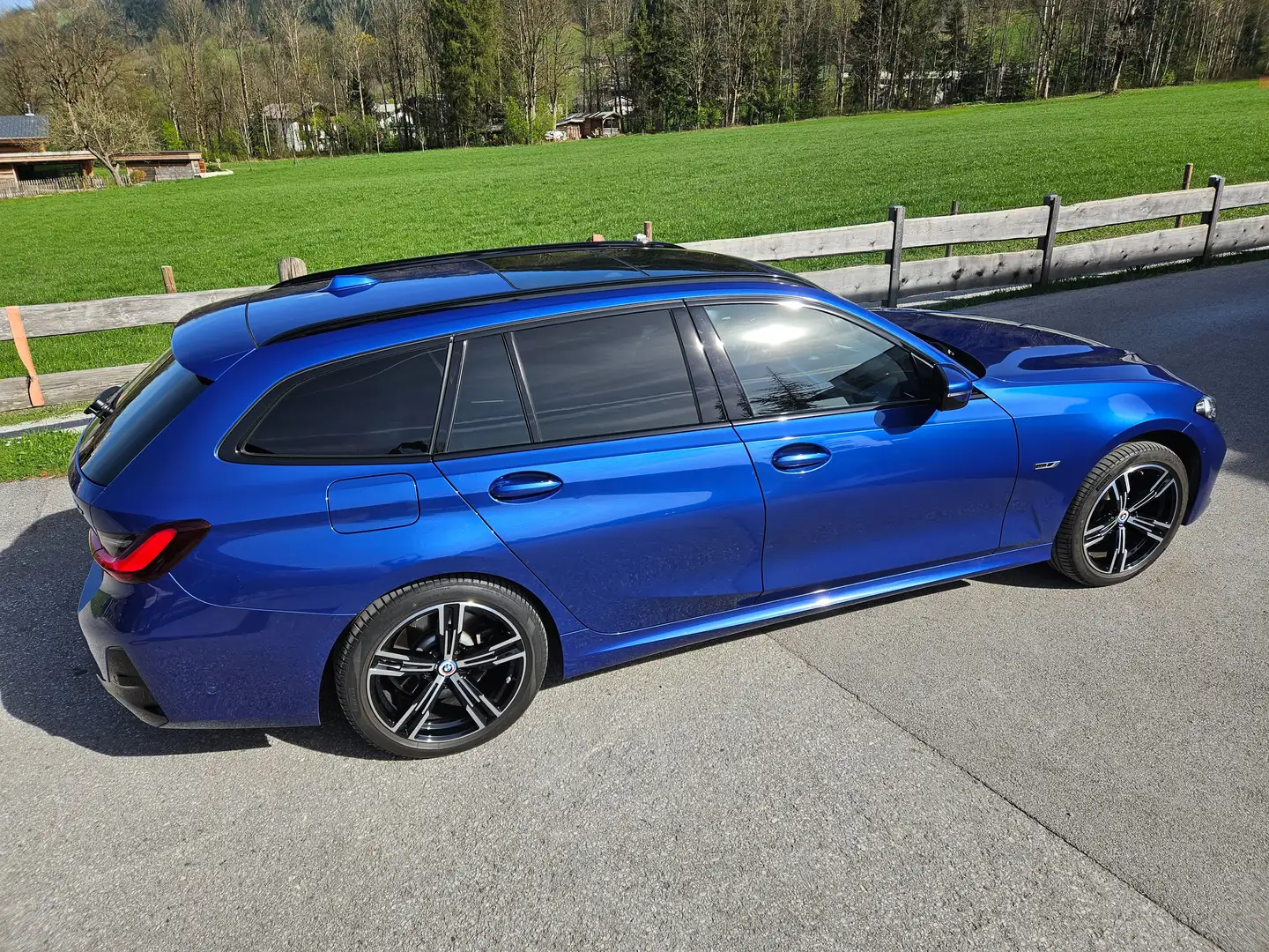 BMW 330 e xDrive Touring (Facelift) Blau - 2