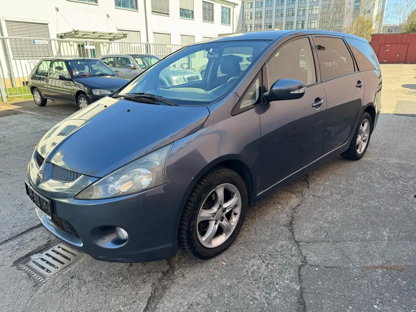Mitsubishi Grandis 2.0 DI-D 7-Sitzer Intense Grau - 1