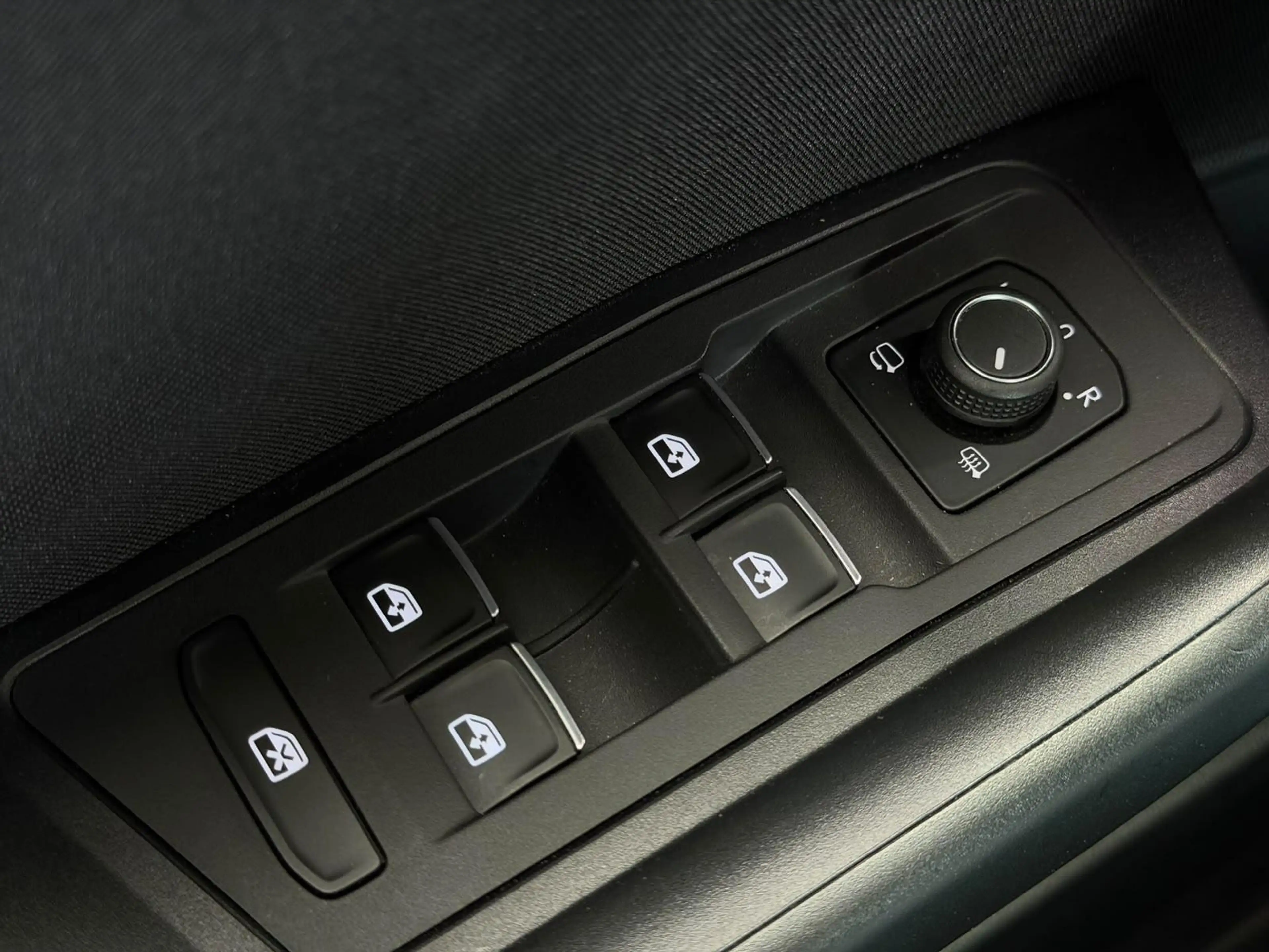 Volkswagen T-Roc 1.5 TSI Sport Business R-Line / Led / CarPlay / Na — photo 23