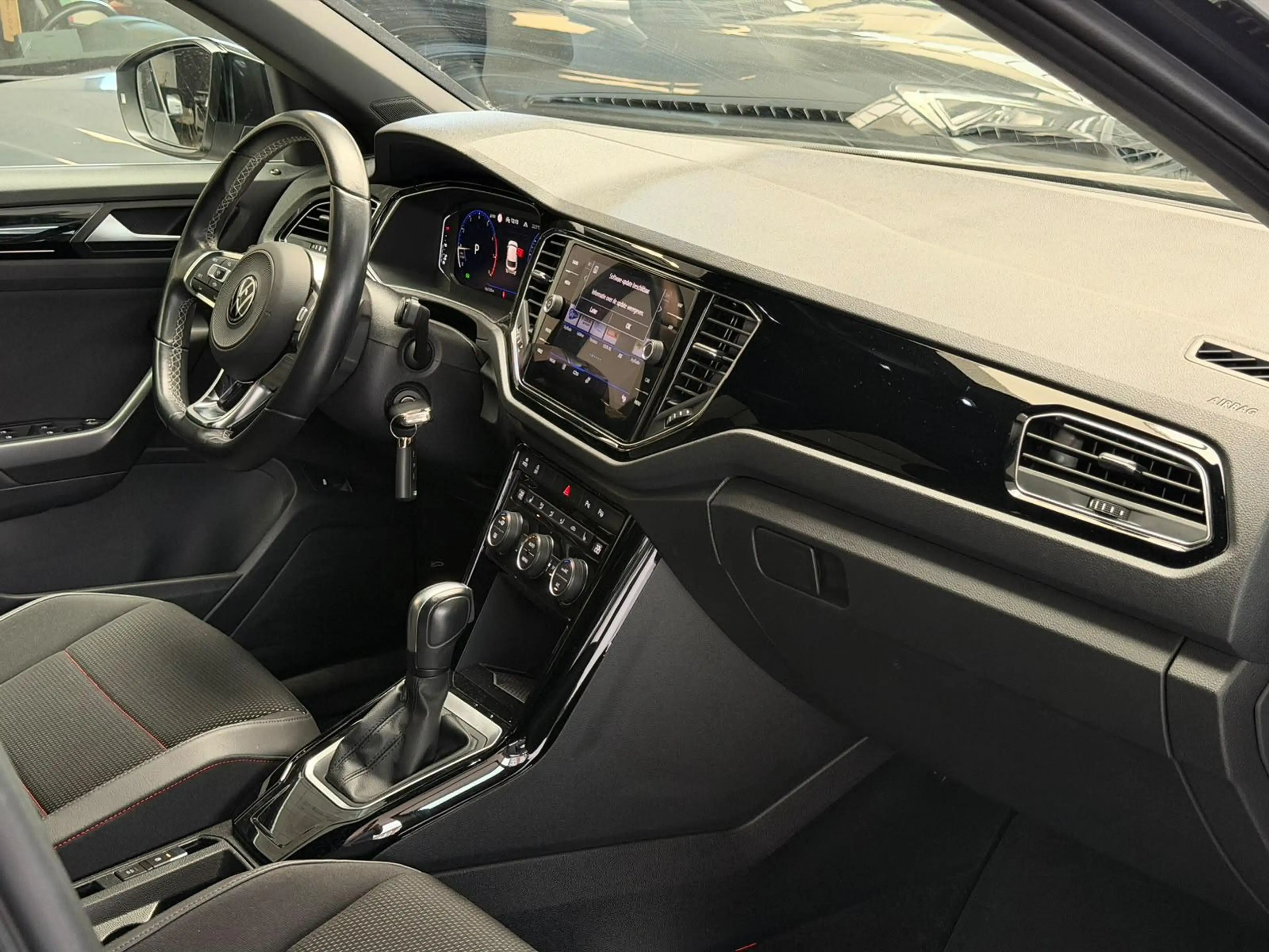 Volkswagen T-Roc 1.5 TSI Sport Business R-Line / Led / CarPlay / Na — photo 10