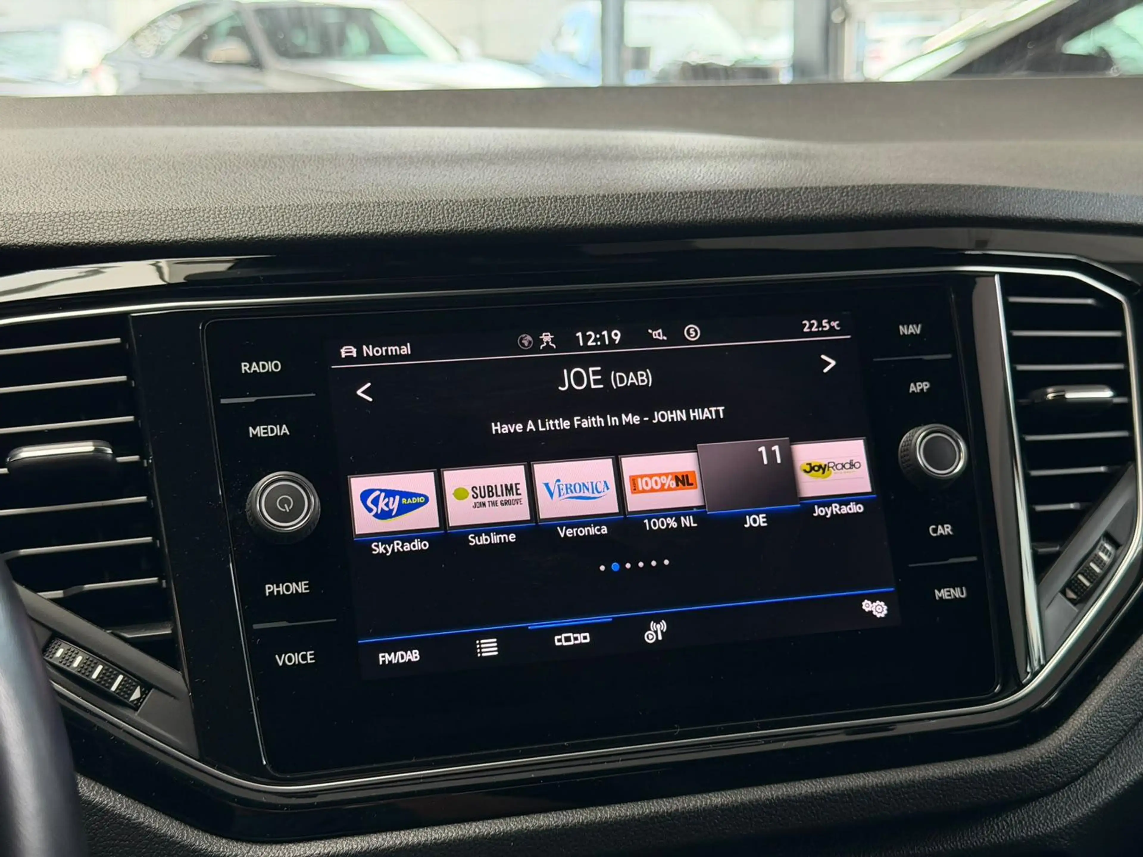 Volkswagen T-Roc 1.5 TSI Sport Business R-Line / Led / CarPlay / Na — photo 20