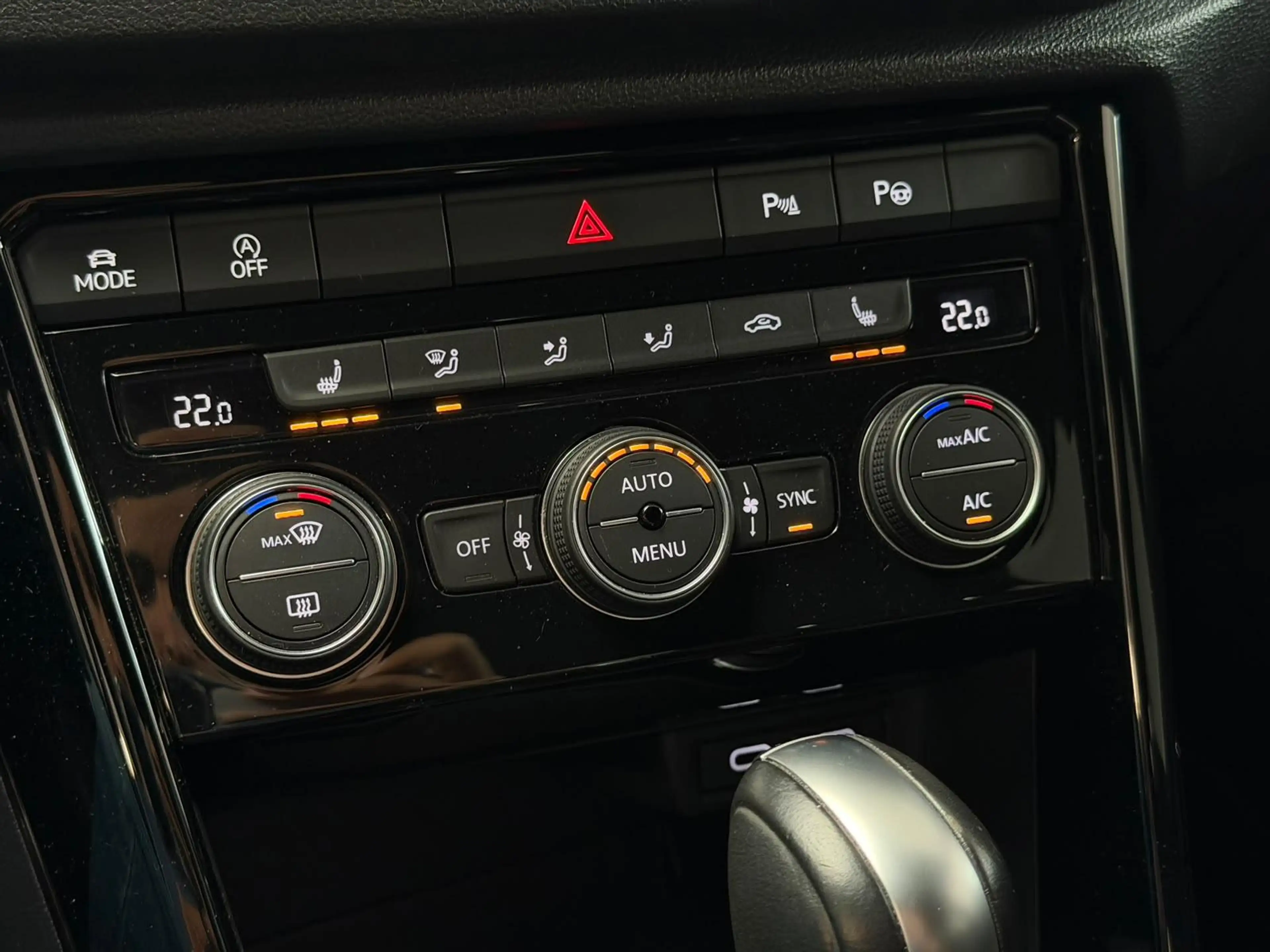 Volkswagen T-Roc 1.5 TSI Sport Business R-Line / Led / CarPlay / Na — photo 11