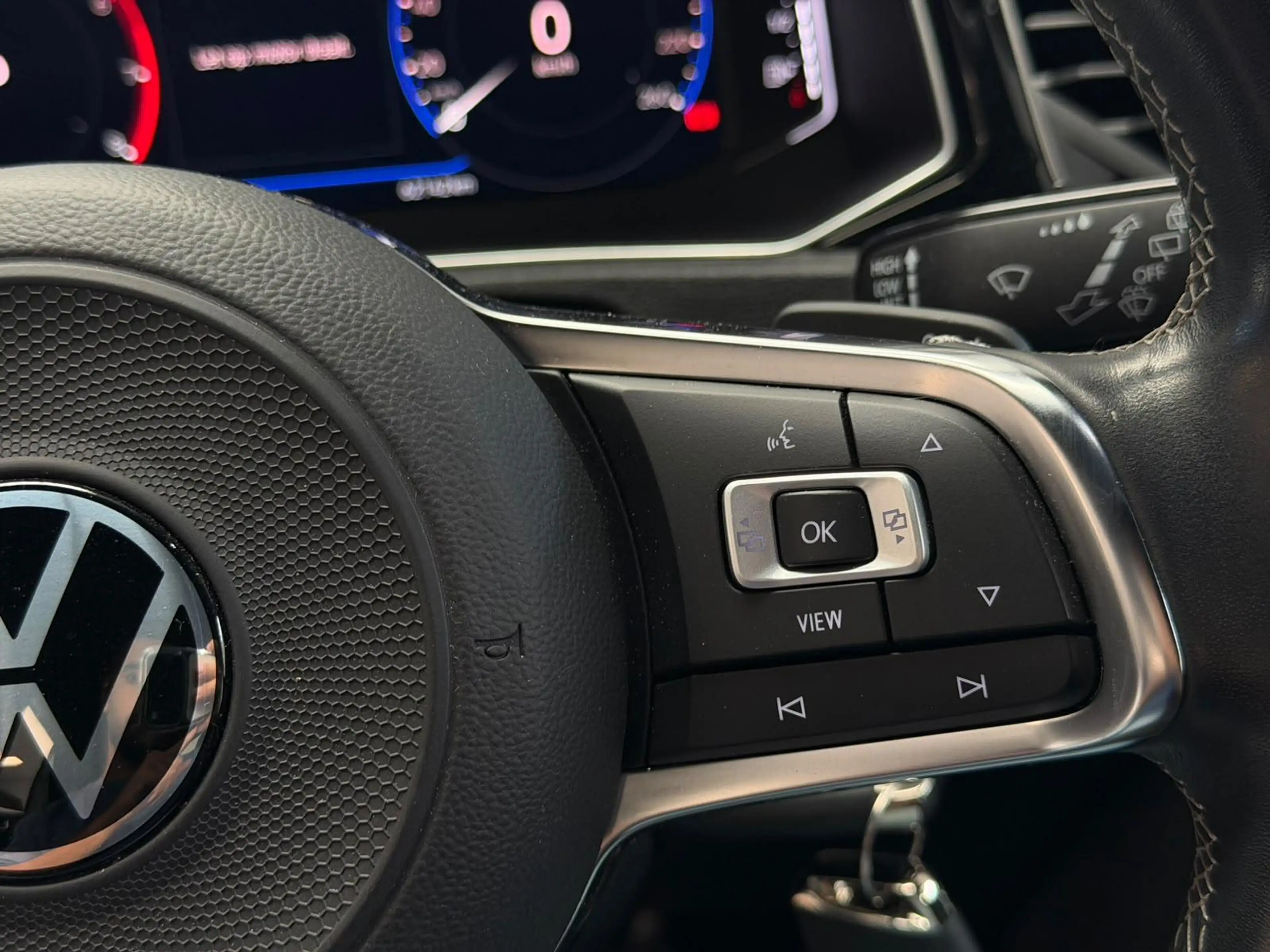 Volkswagen T-Roc 1.5 TSI Sport Business R-Line / Led / CarPlay / Na — photo 14