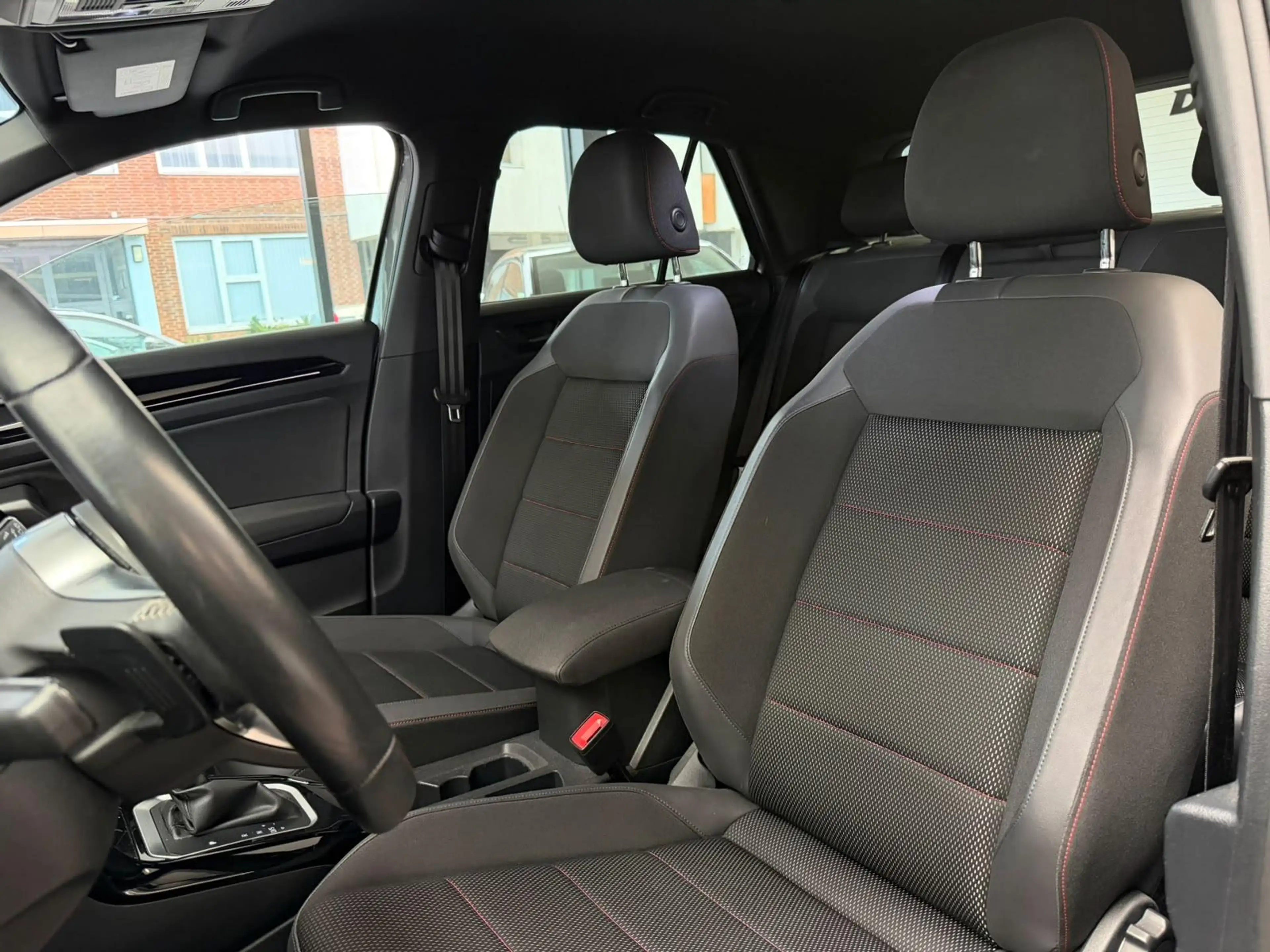 Volkswagen T-Roc 1.5 TSI Sport Business R-Line / Led / CarPlay / Na — photo 8