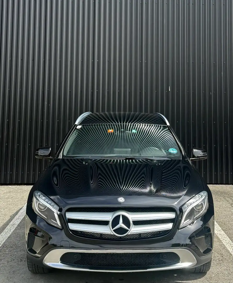 Mercedes-Benz GLA 180 d Activity Edition AMG Schwarz - 1