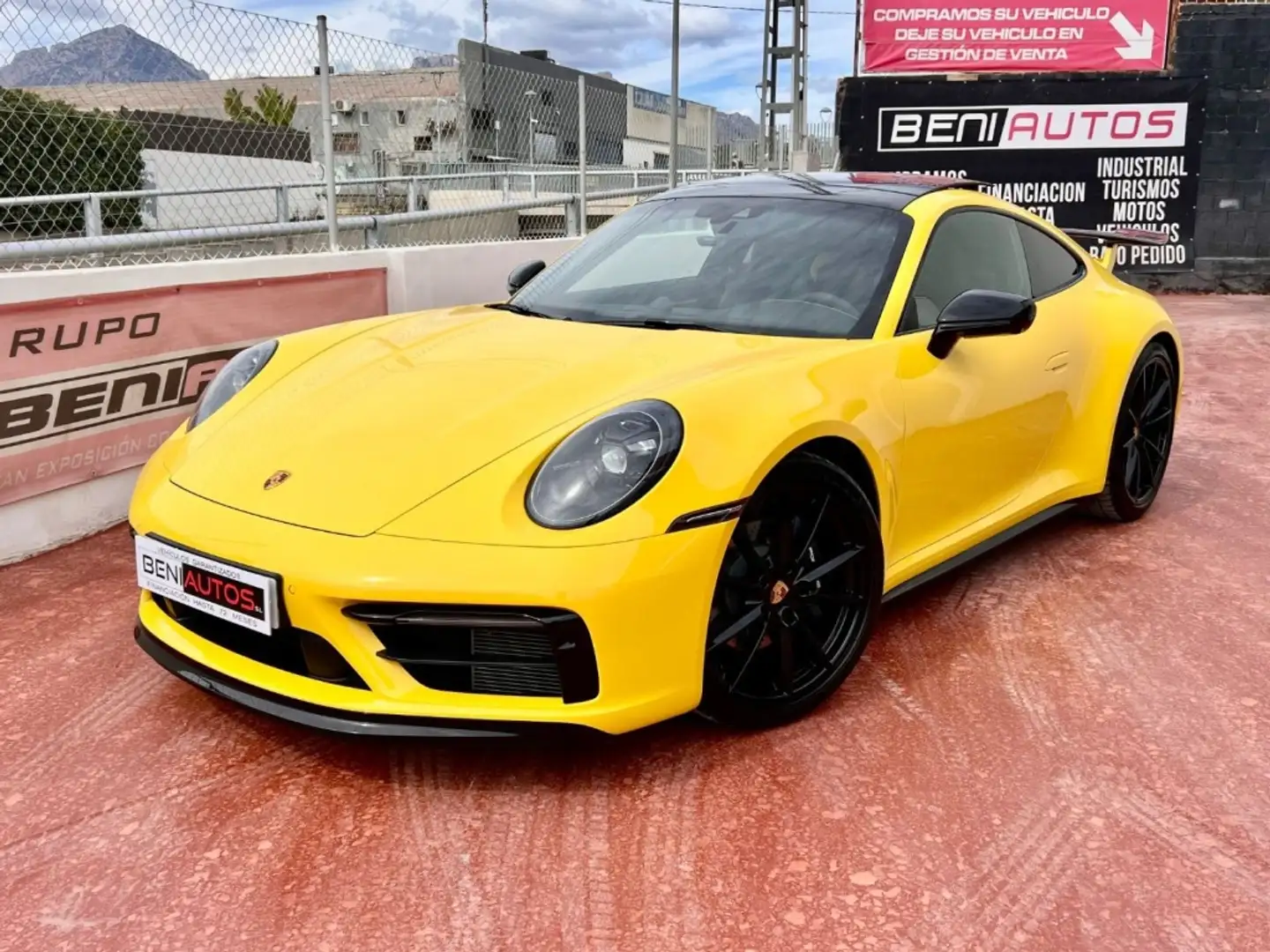 Porsche 992 Carrera T PDK Amarillo - 1
