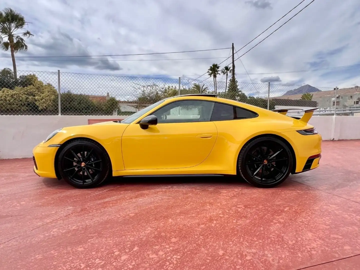 Porsche 992 Carrera T PDK Amarillo - 2