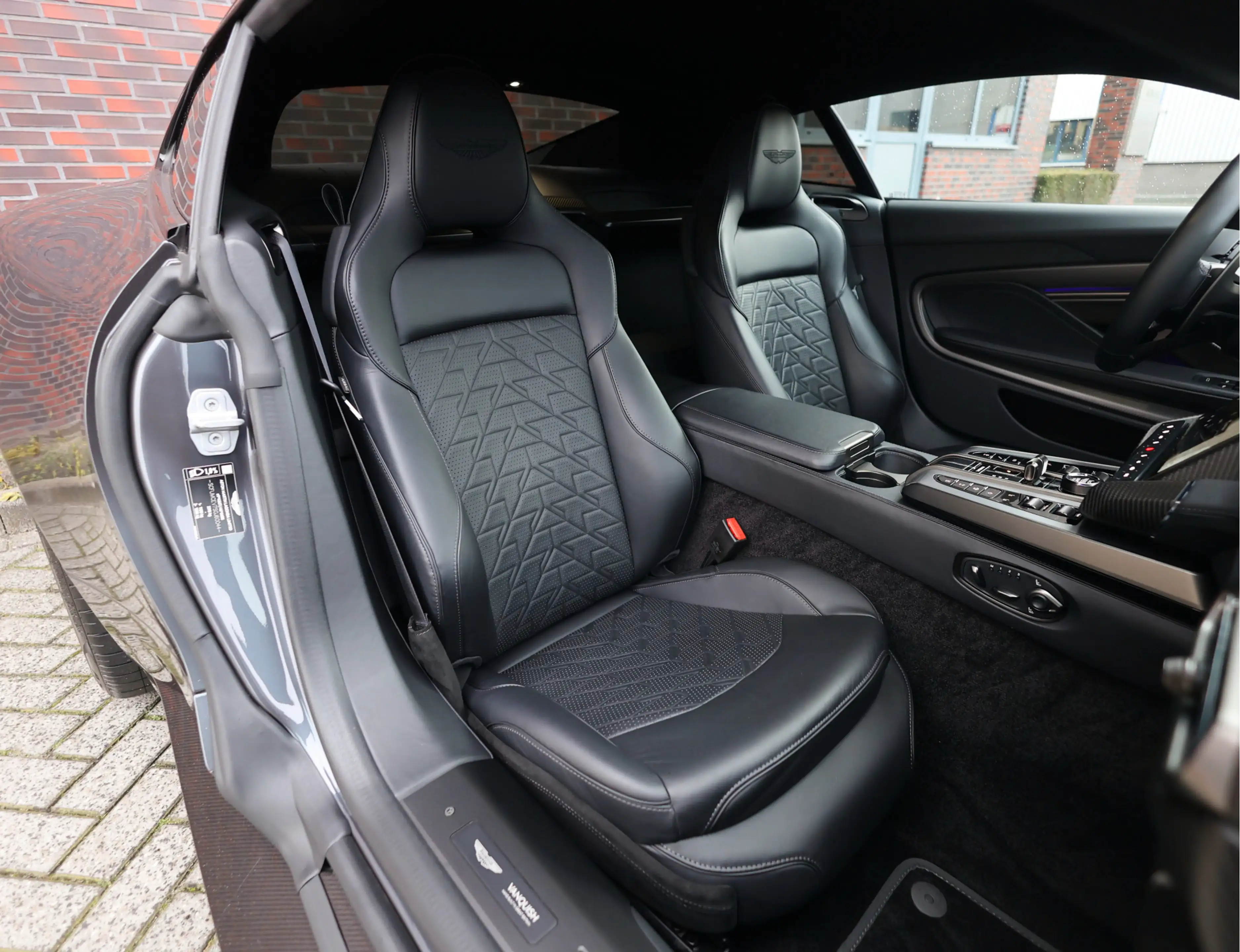 Aston Martin Vanquish 5.2 V12 Coupe | Q Epsilon Black - Nieuwstaat - B&W — photo 36